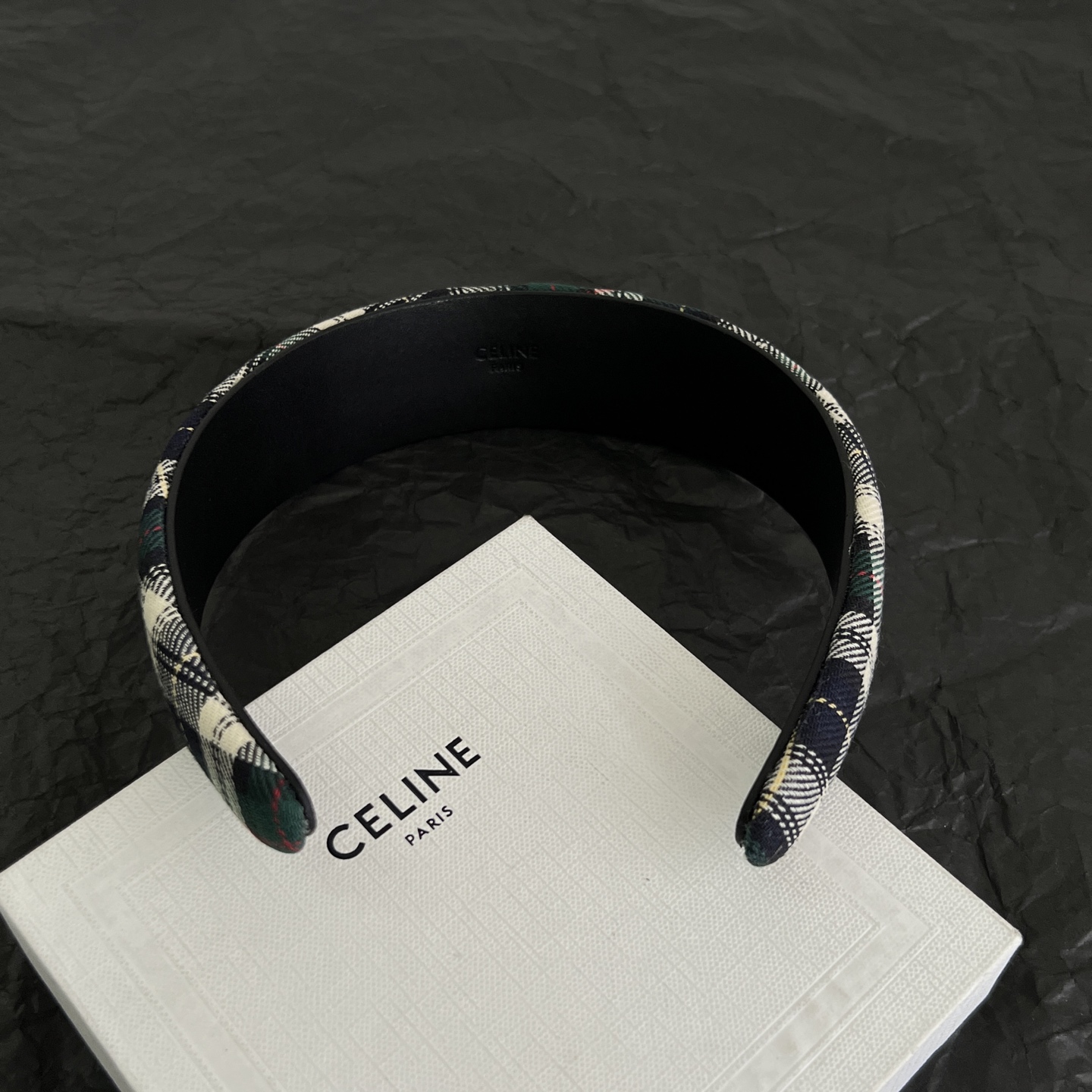 Celine Celine 赛琳 发捆 ™ 一直是简约 界的标杆大胆的设计 百看不厌▪ 搭配起来更Fashion