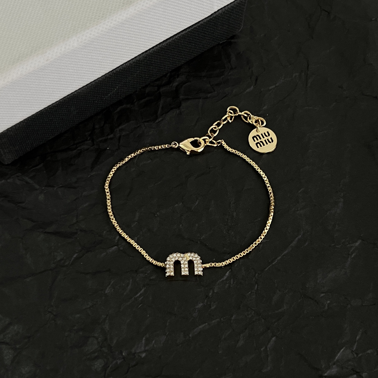 Miu Miu miumiu 手链，设计感满满的小巧 非常百搭