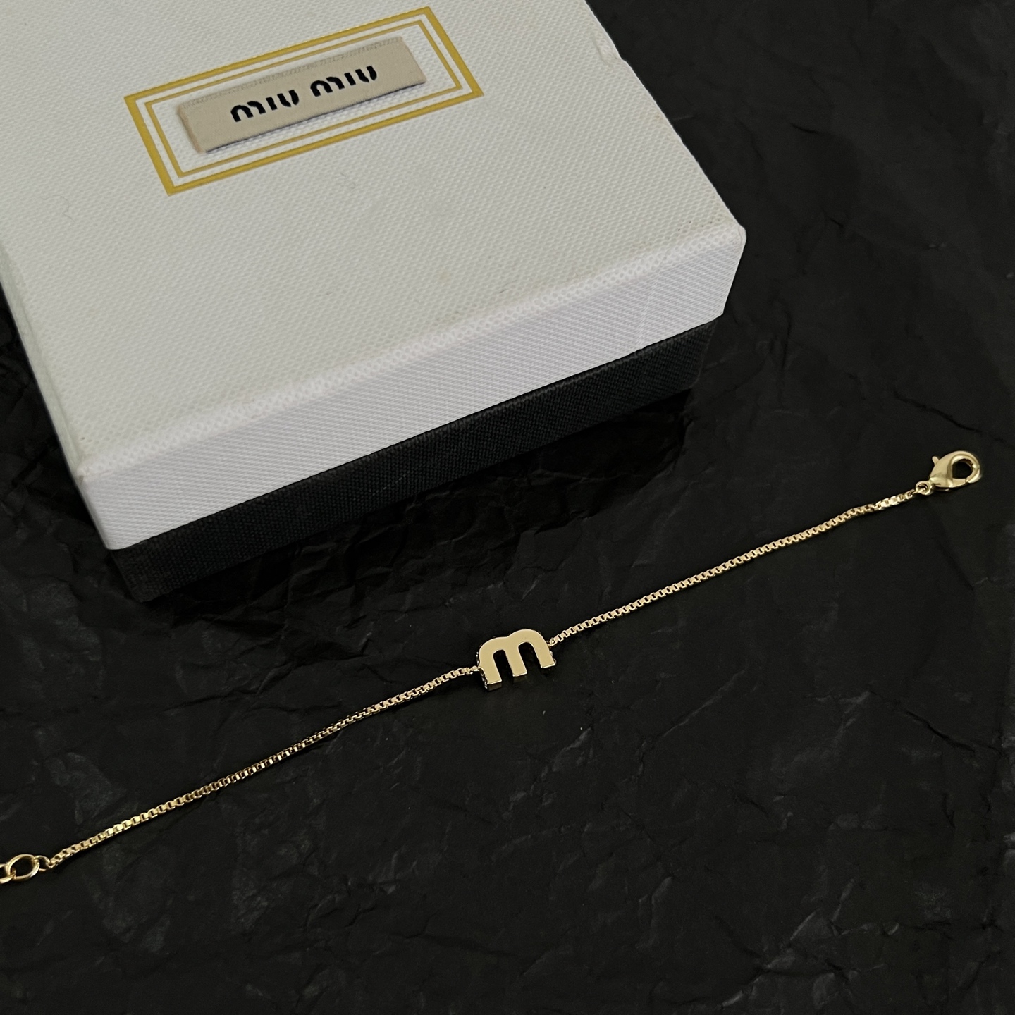 Miu Miu miumiu 手链，设计感满满的小巧 非常百搭