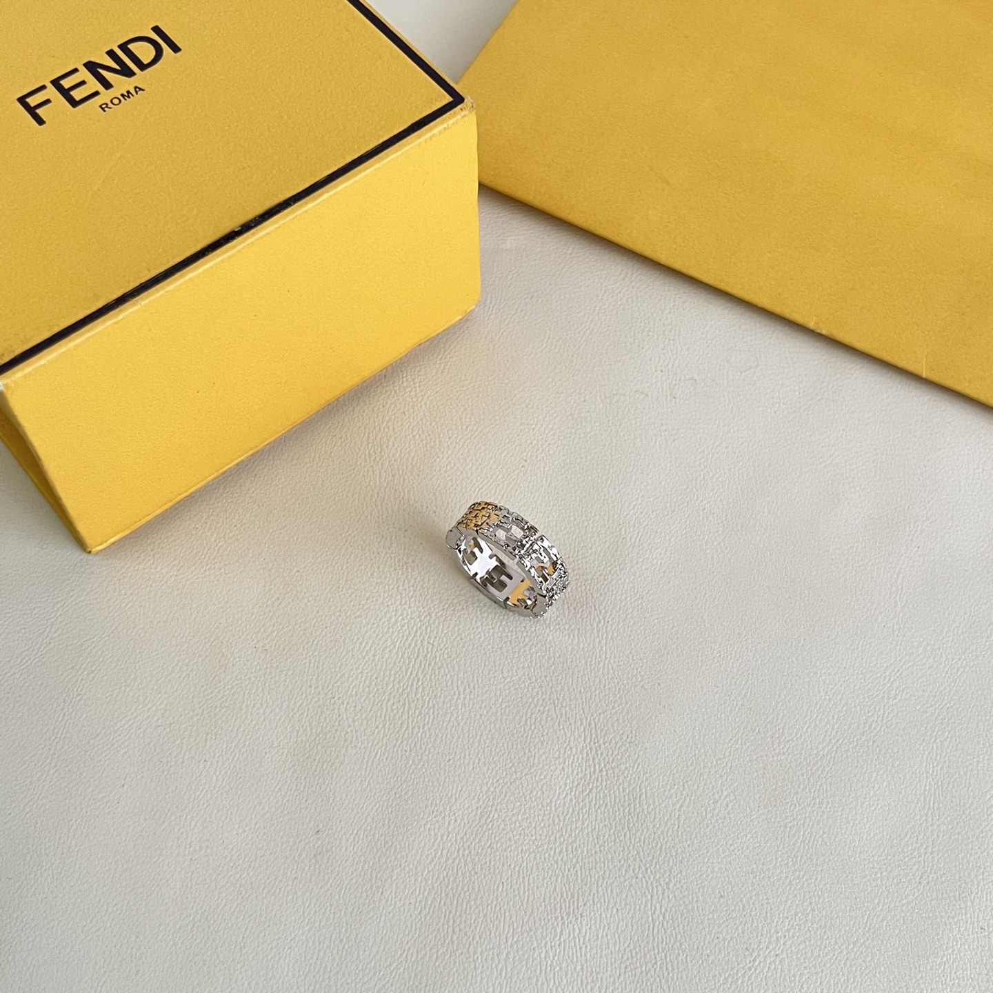 Fendi 新款 FENDI 芬迪 戒指 高端定制 新款 简单大方戒指 华丽登场 很难见到如此熟悉 素雅的戒指