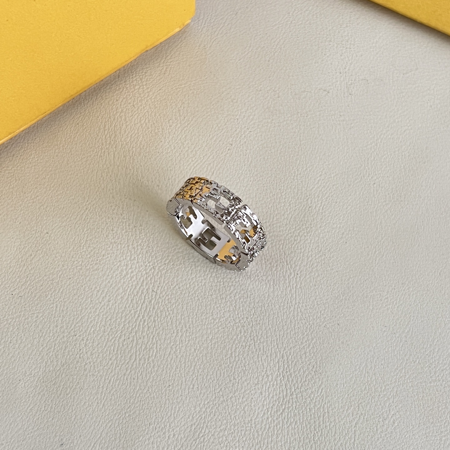Fendi 新款 FENDI 芬迪 戒指 高端定制 新款 简单大方戒指 华丽登场 很难见到如此熟悉 素雅的戒指