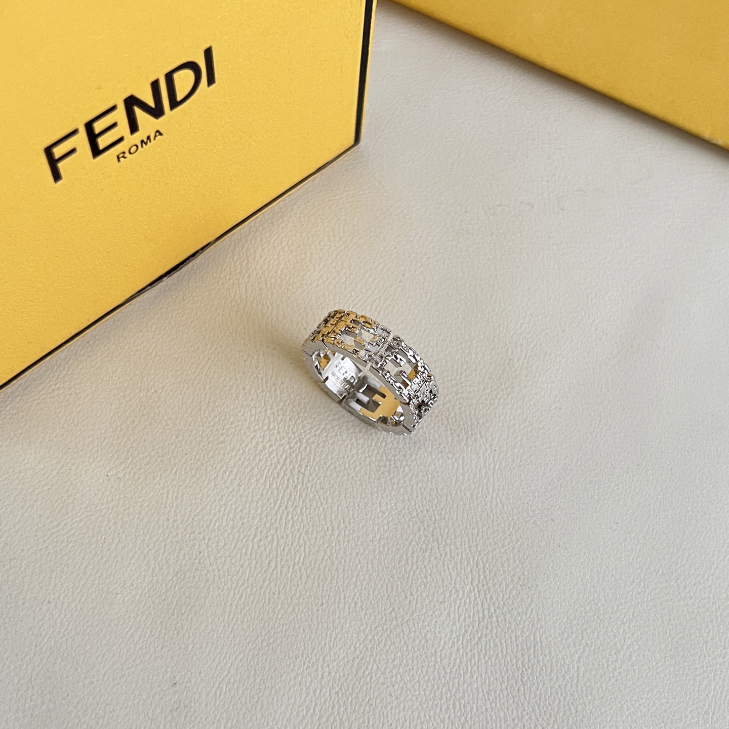 Fendi 新款 FENDI 芬迪 戒指 高端定制 新款 简单大方戒指 华丽登场 很难见到如此熟悉 素雅的戒指