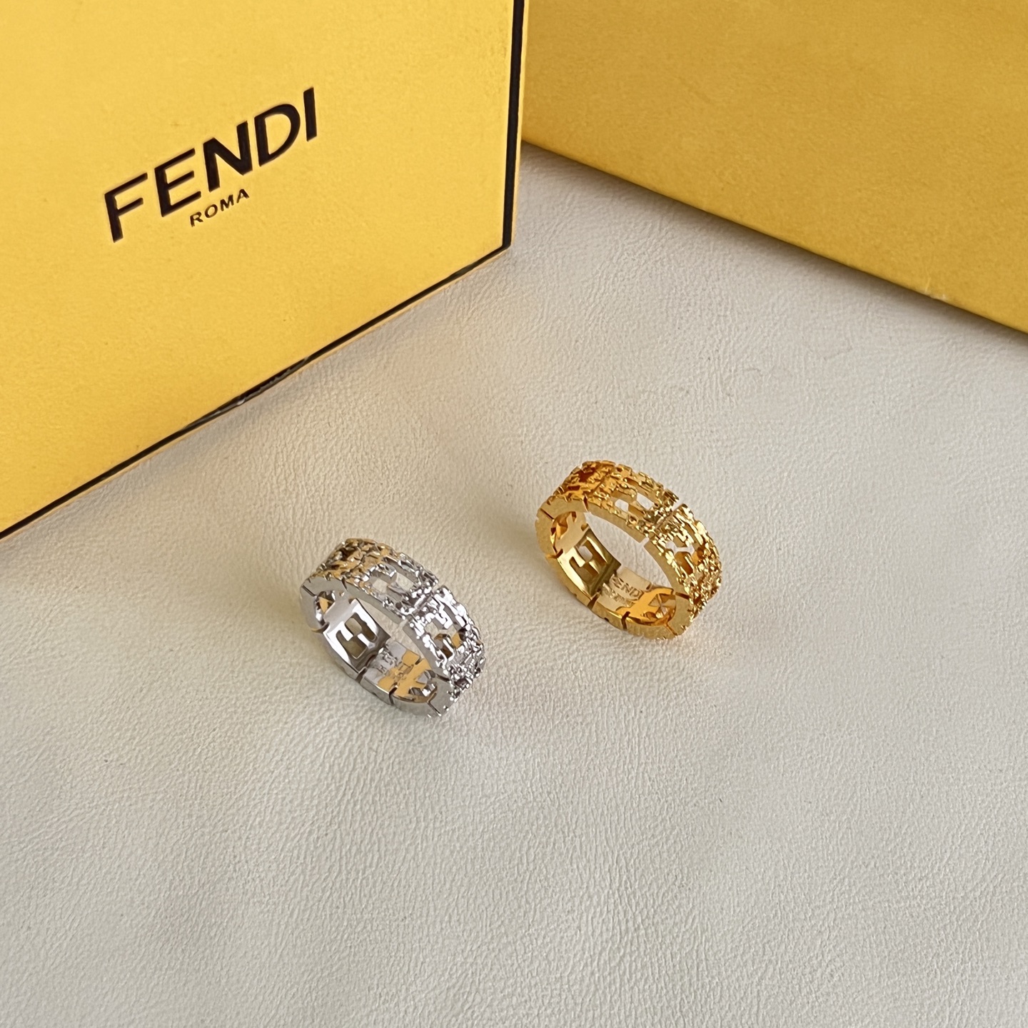 Fendi 新款 FENDI 芬迪 戒指 高端定制 新款 简单大方戒指 华丽登场 很难见到如此熟悉 素雅的戒指