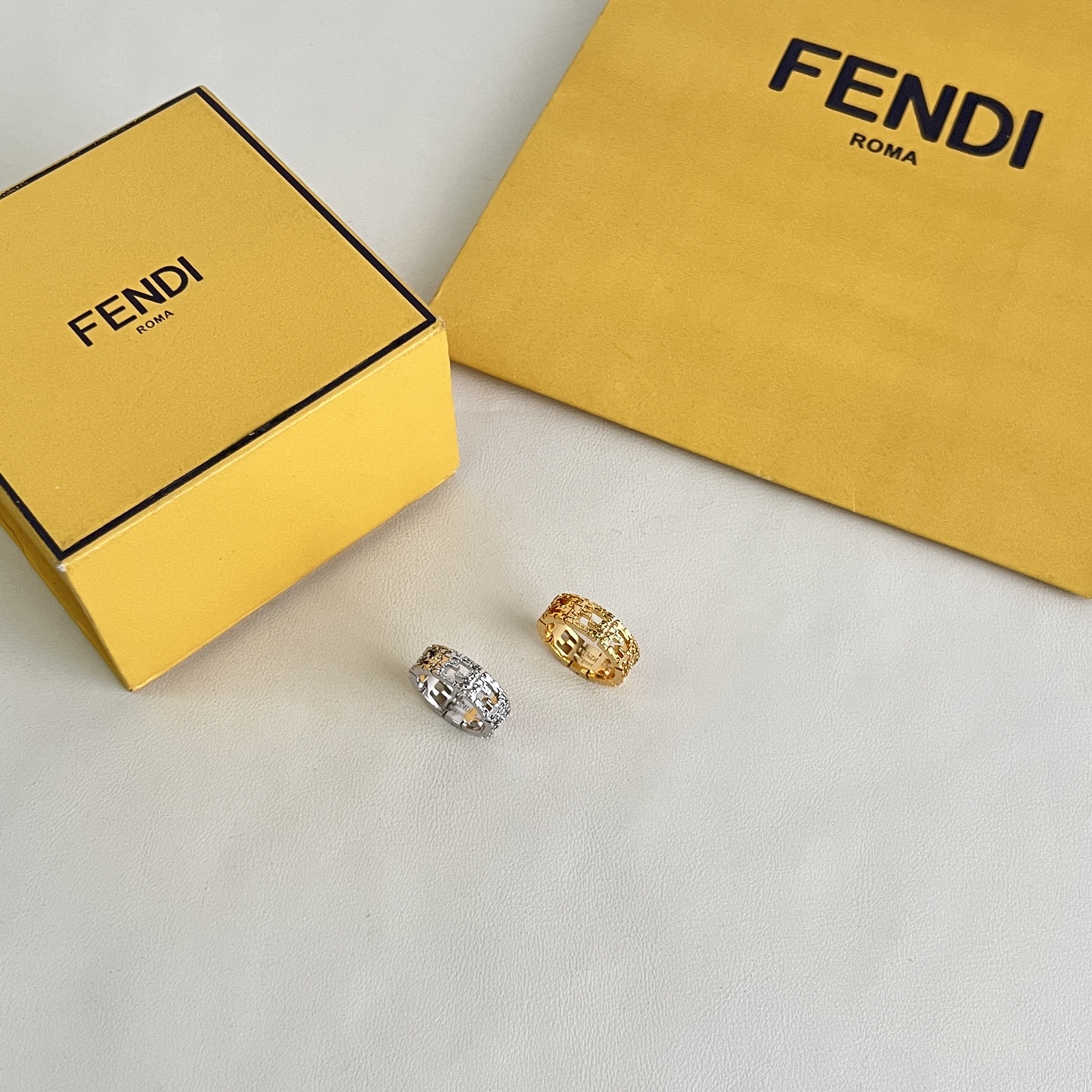 Fendi 新款 FENDI 芬迪 戒指 高端定制 新款 简单大方戒指 华丽登场 很难见到如此熟悉 素雅的戒指