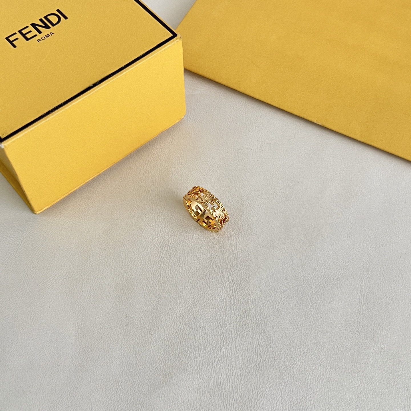 Fendi 新款 FENDI 芬迪 戒指 高端定制 新款 简单大方戒指 华丽登场 很难见到如此熟悉 素雅的戒指