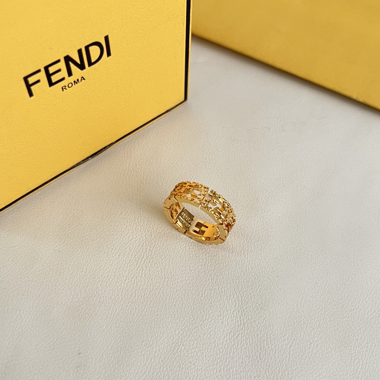 Fendi 新款 FENDI 芬迪 戒指 高端定制 新款 简单大方戒指 华丽登场 很难见到如此熟悉 素雅的戒指
