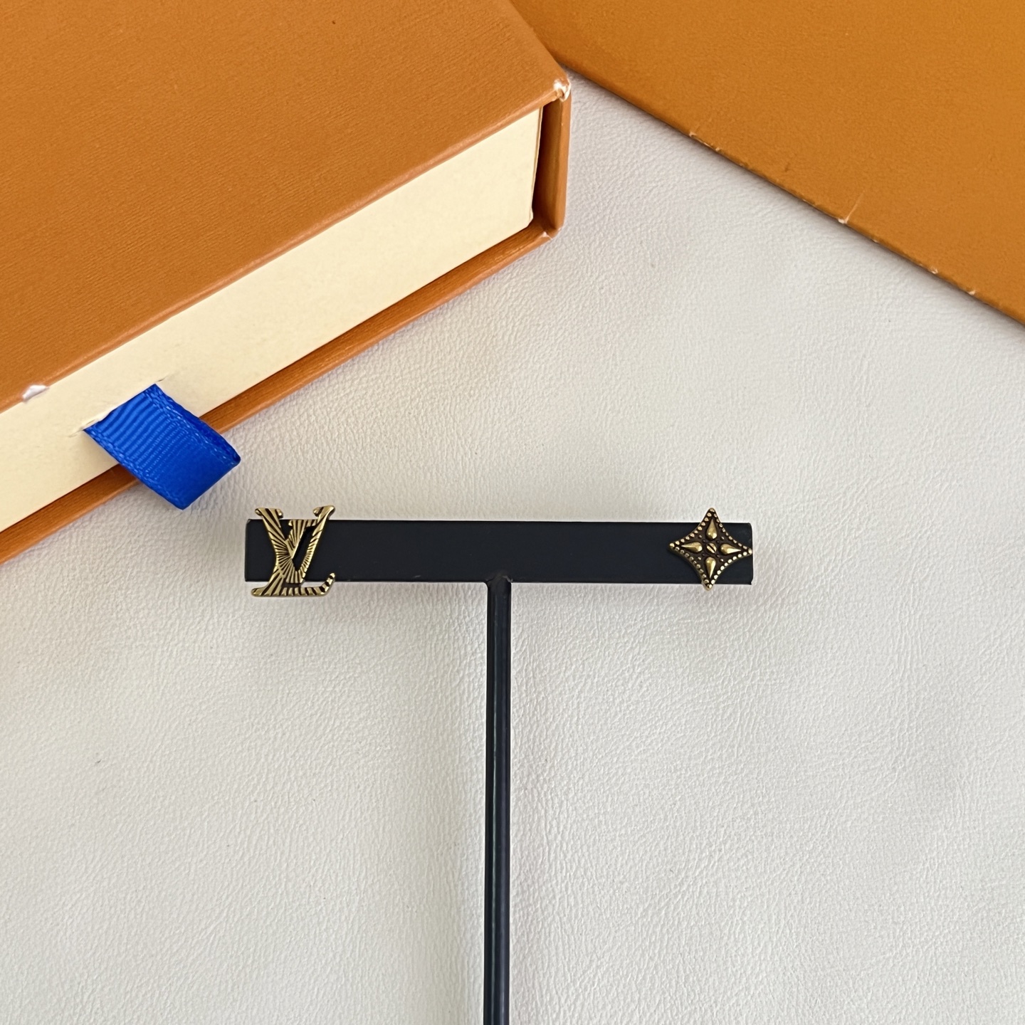 Louis Vuitton LV 耳钉 Louis Vuitton 路易威登 一致材质 火 设计独特 前卫