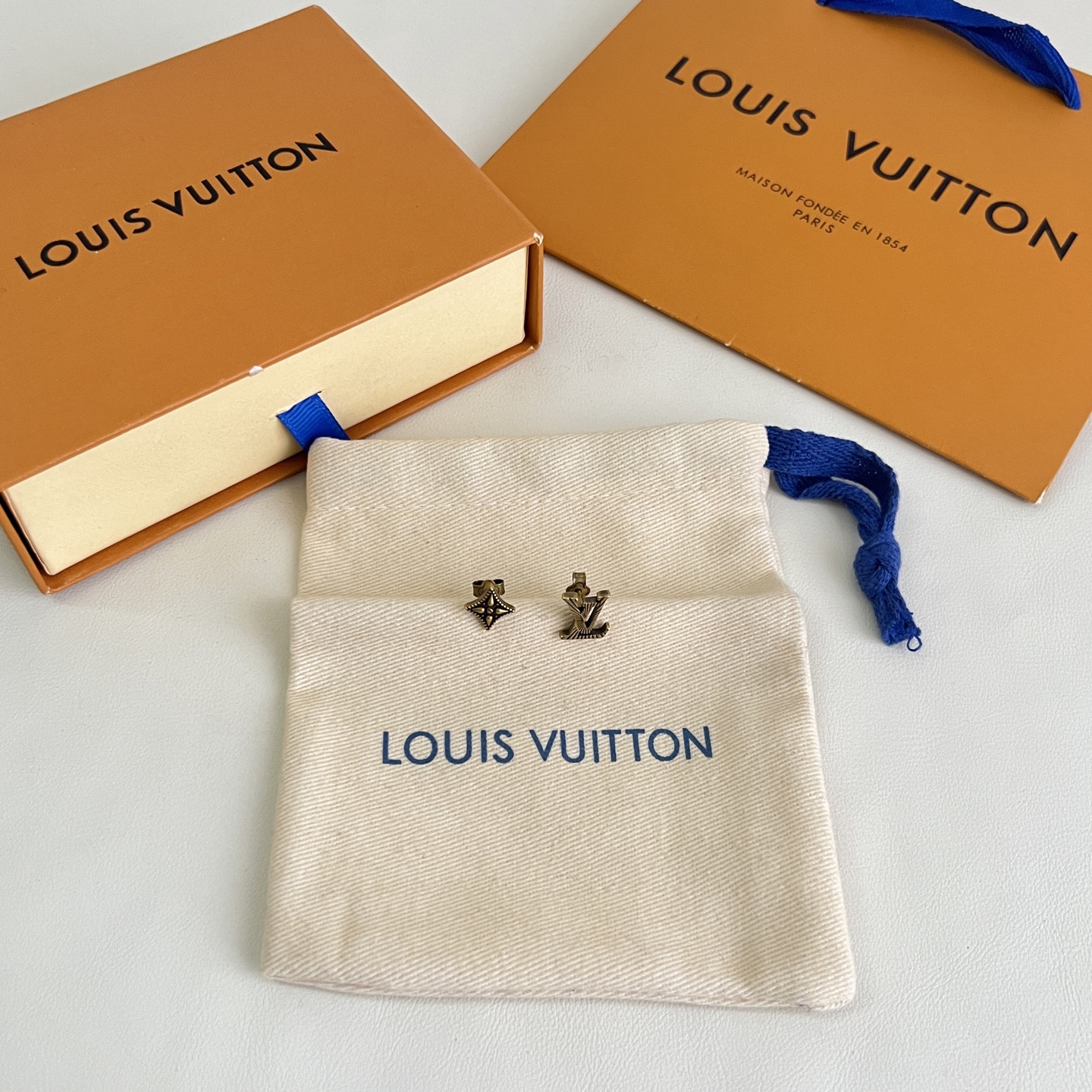 Louis Vuitton LV 耳钉 Louis Vuitton 路易威登 一致材质 火 设计独特 前卫