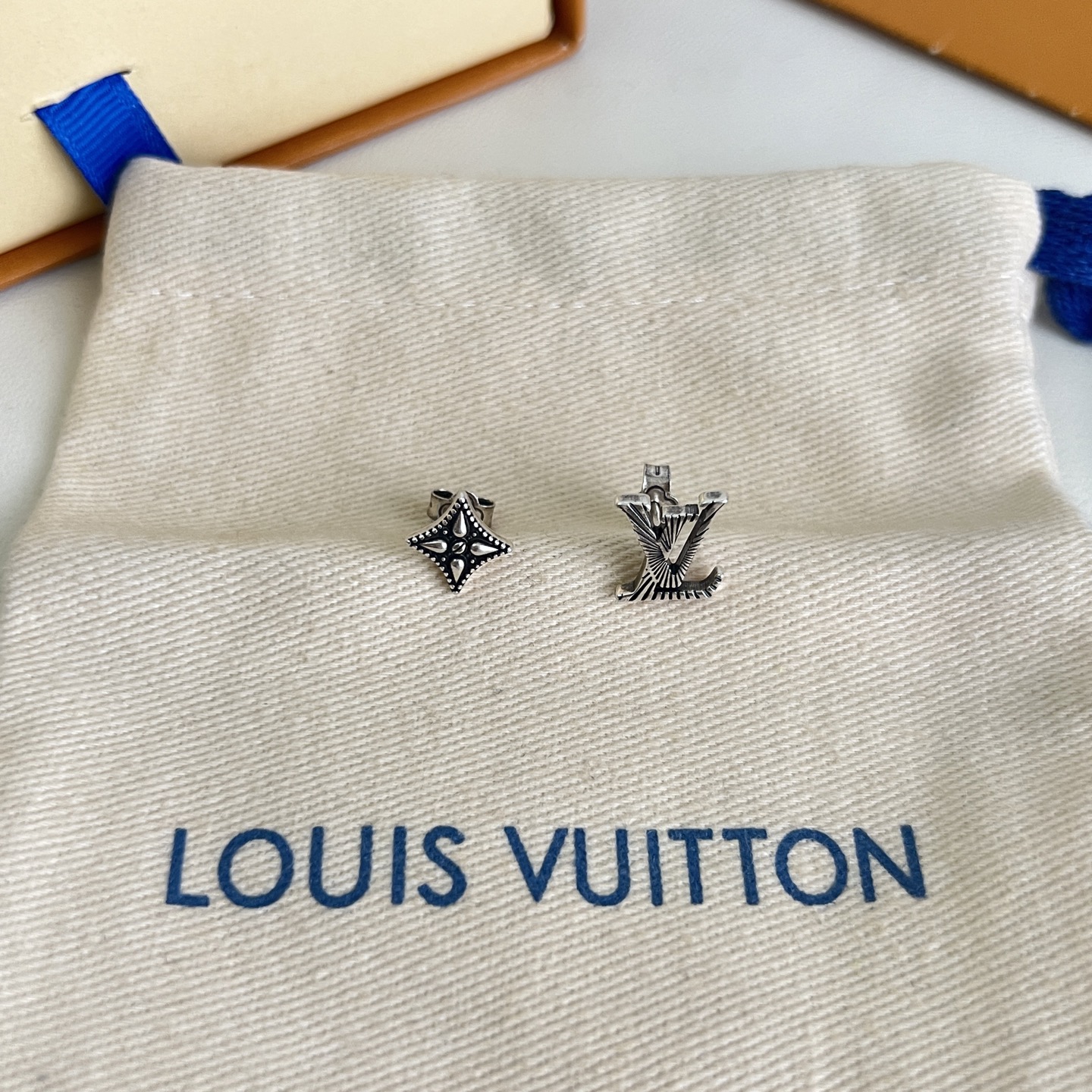 Louis Vuitton LV 耳钉 Louis Vuitton 路易威登 一致材质 火 设计独特 前卫