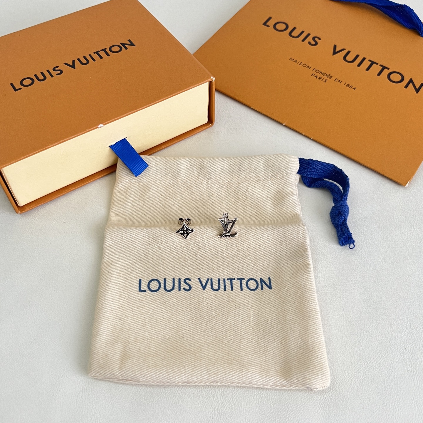 Louis Vuitton LV 耳钉 Louis Vuitton 路易威登 一致材质 火 设计独特 前卫
