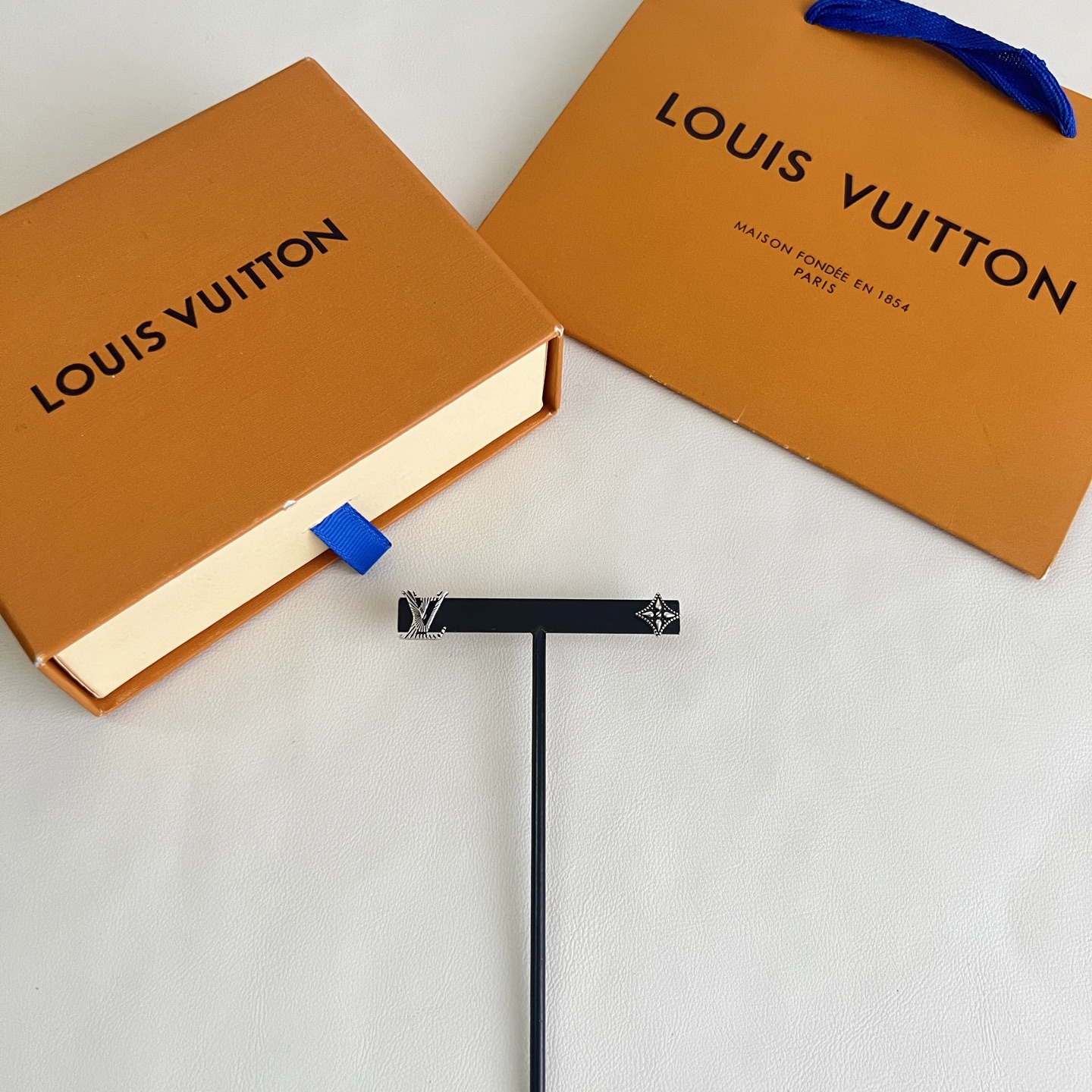 Louis Vuitton LV 耳钉 Louis Vuitton 路易威登 一致材质 火 设计独特 前卫