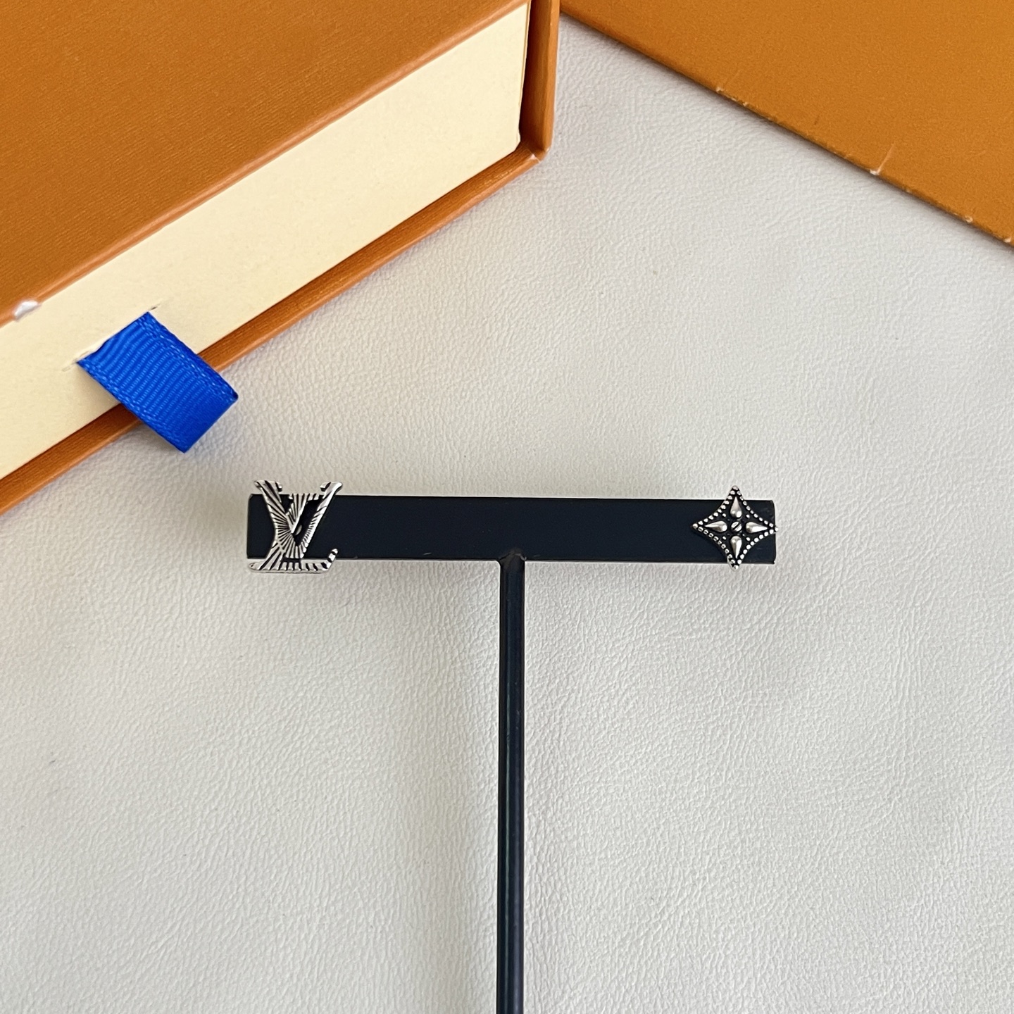 Louis Vuitton LV 耳钉 Louis Vuitton 路易威登 一致材质 火 设计独特 前卫