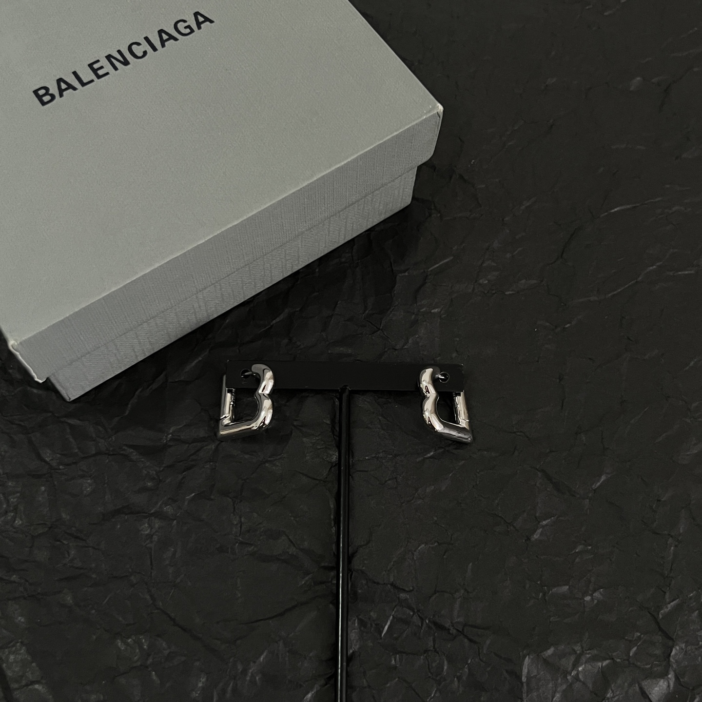 Balenciaga 巴黎世家 Balenciaga 耳环 简单大方 金质感饱满 ，搭配衣服超