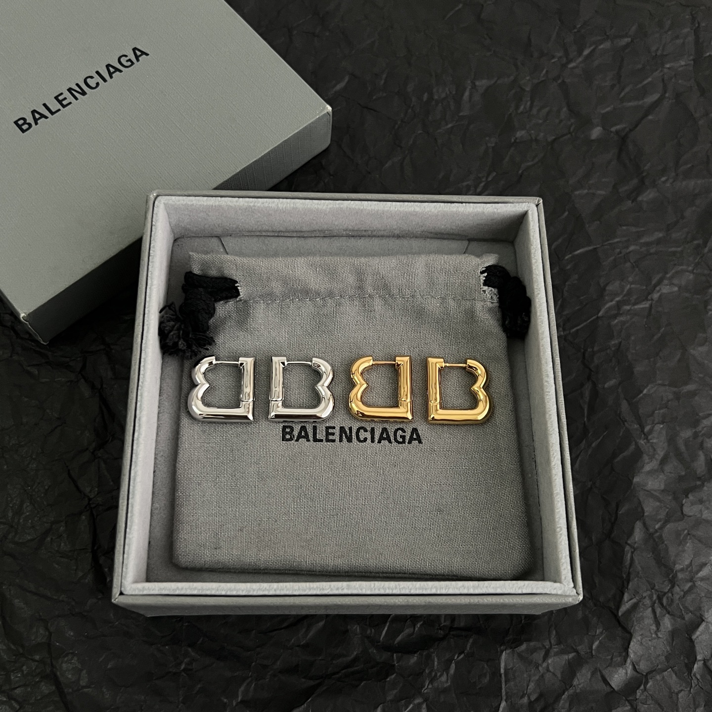 Balenciaga 巴黎世家 Balenciaga 耳环 简单大方 金质感饱满 ，搭配衣服超