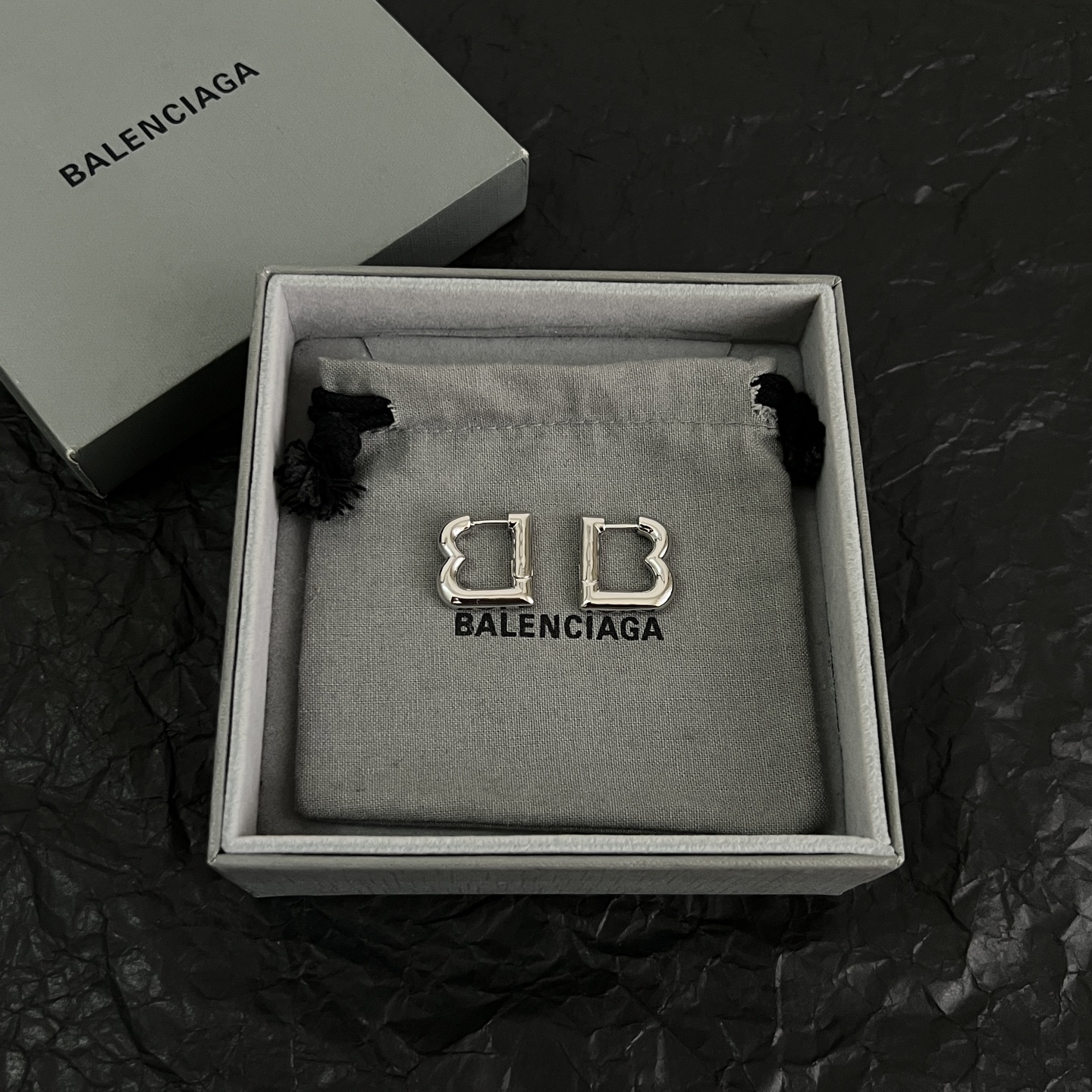 Balenciaga 巴黎世家 Balenciaga 耳环 简单大方 金质感饱满 ，搭配衣服超