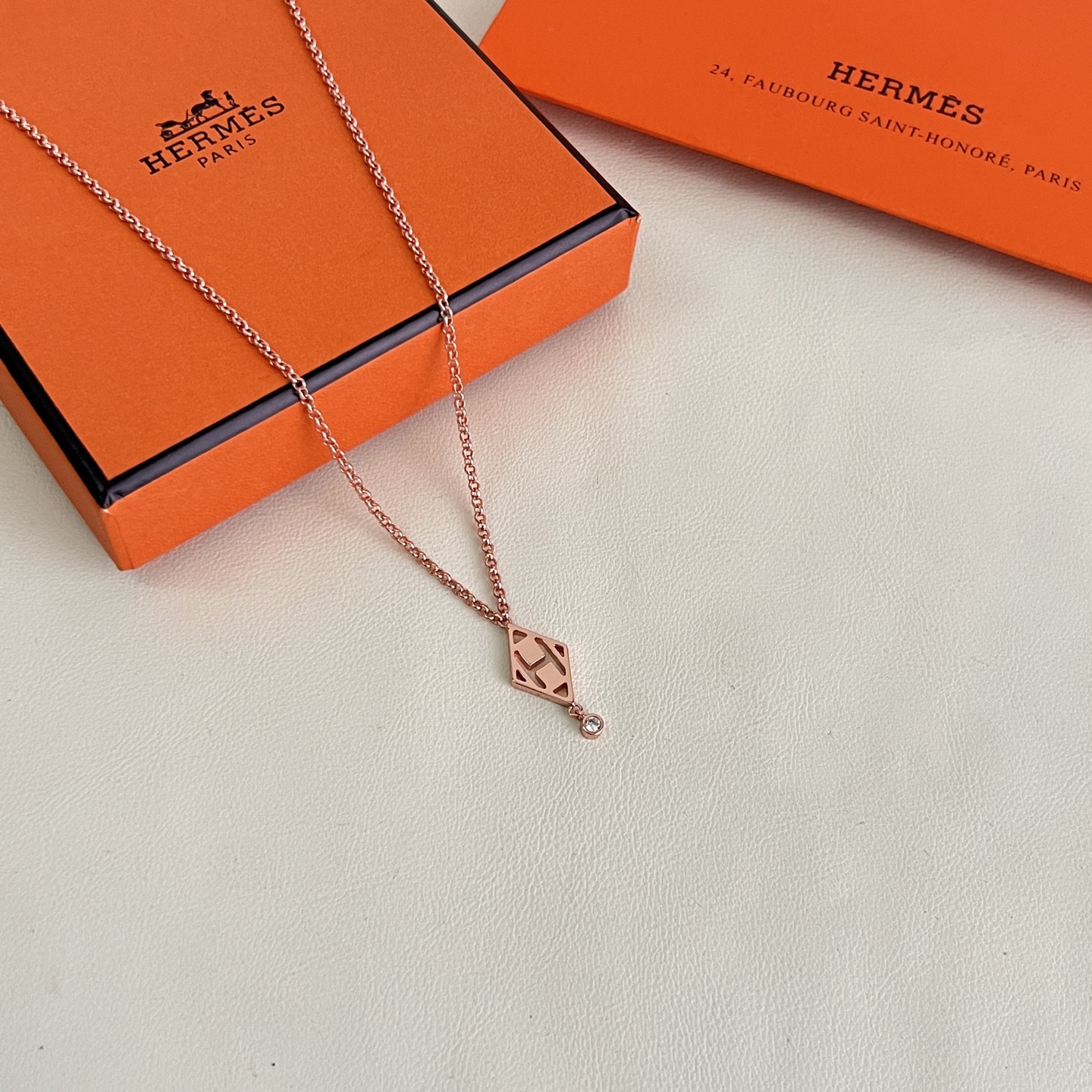 Hermes Gambade H Colar com pingente de diamante Ouro rosa com detalhes em diamante transparente Prata com detalhes em diamante transparente 40 cm