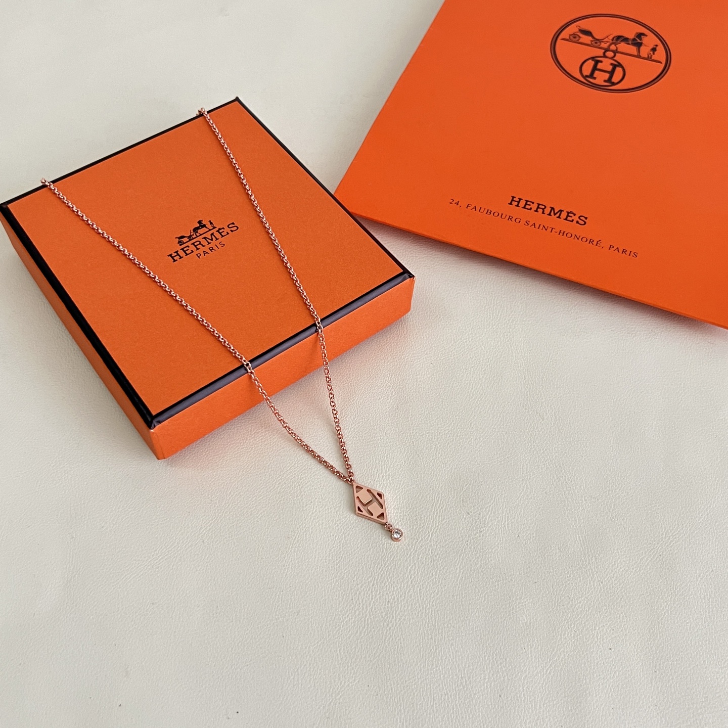 Hermes Gambade H Colar com pingente de diamante Ouro rosa com detalhes em diamante transparente Prata com detalhes em diamante transparente 40 cm