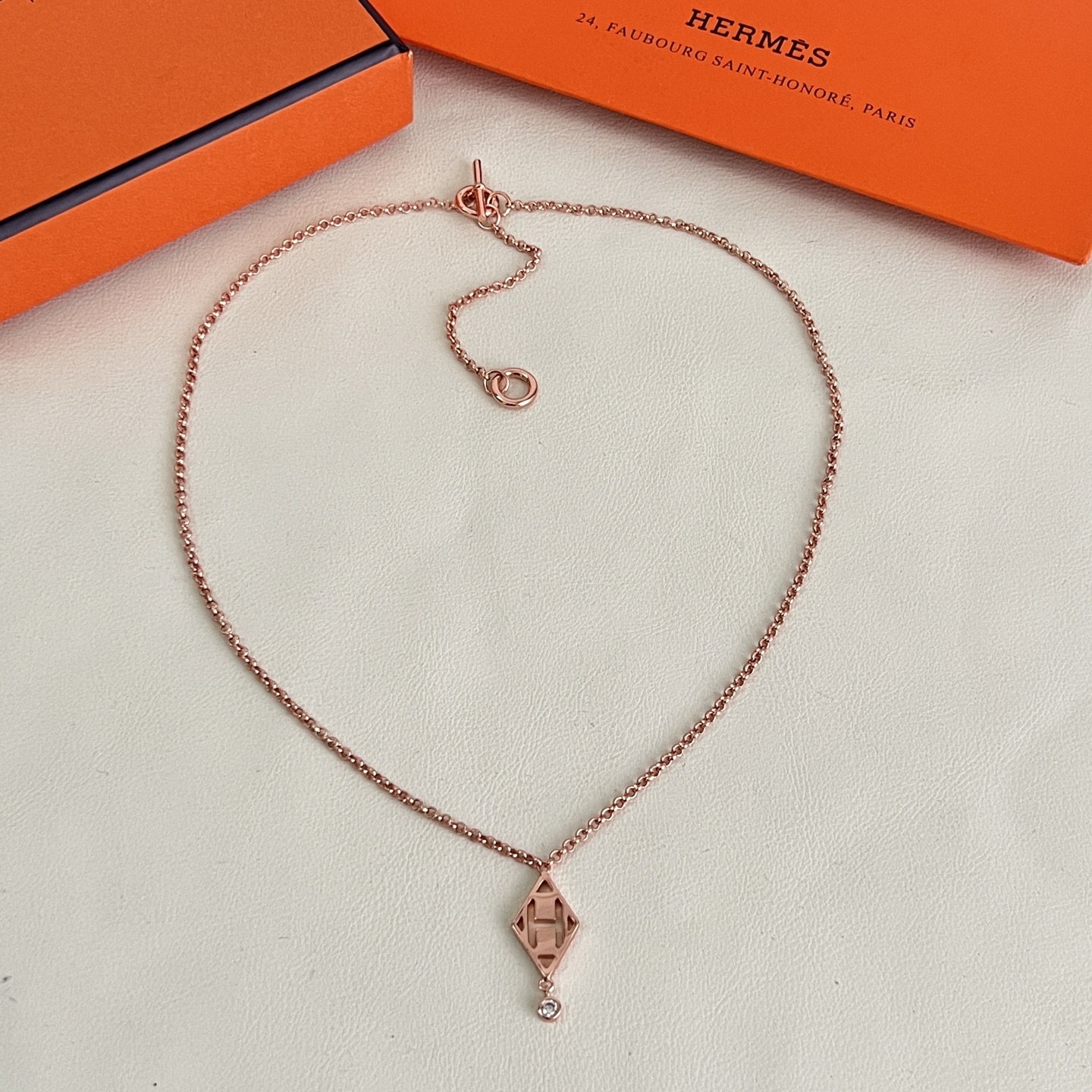 Hermes Gambade H Colar com pingente de diamante Ouro rosa com detalhes em diamante transparente Prata com detalhes em diamante transparente 40 cm