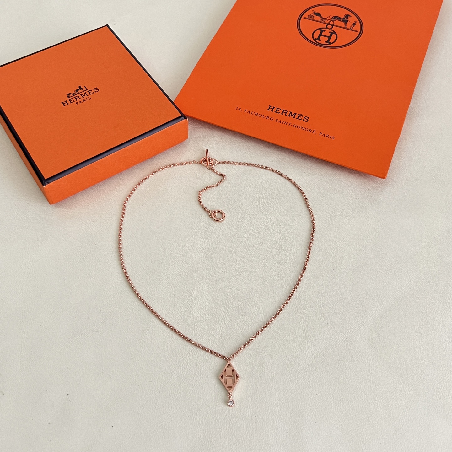 Hermes Gambade H Colar com pingente de diamante Ouro rosa com detalhes em diamante transparente Prata com detalhes em diamante transparente 40 cm