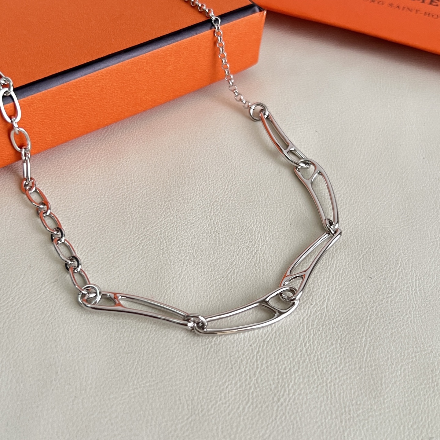 Collier Hermes Chaine d Ancre Punk métal argenté sans pierres précieuses 40cm