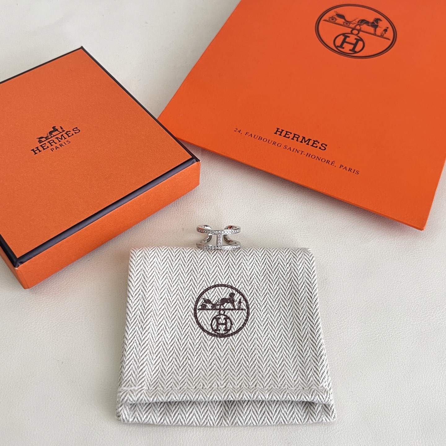 【】HERMES 爱马仕 Anillo de trenza, este diseño es muy delicado, de alta gama, se ve súper bien en la mano, un toq…