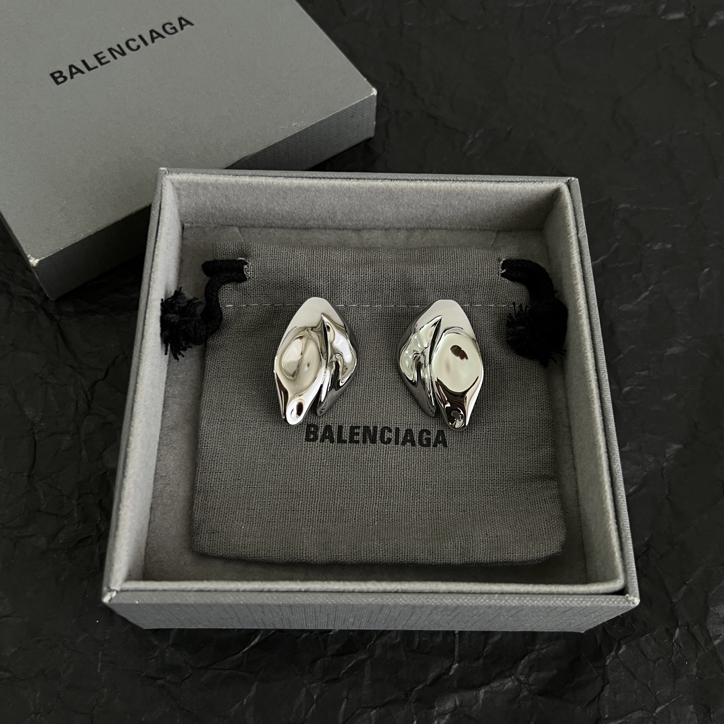 【】Balenciaga 巴黎世家 Pendientes, simples y elegantes, con una textura dorada de gran marca y llena, se ven genia…