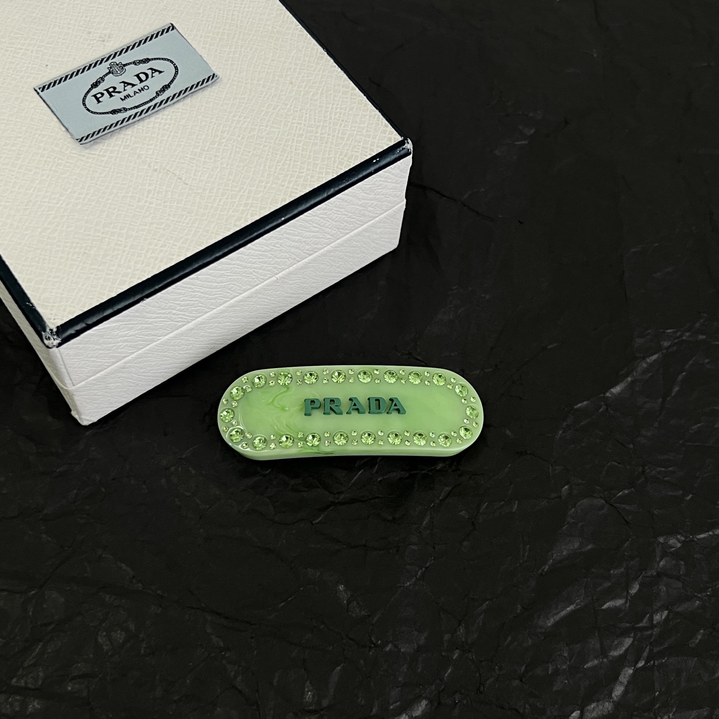 】PRADA 普拉达 发夹 爆款新品 精致耐看 华丽登场，整体细节非常令人惊喜，典雅而时尚，突显法式高雅