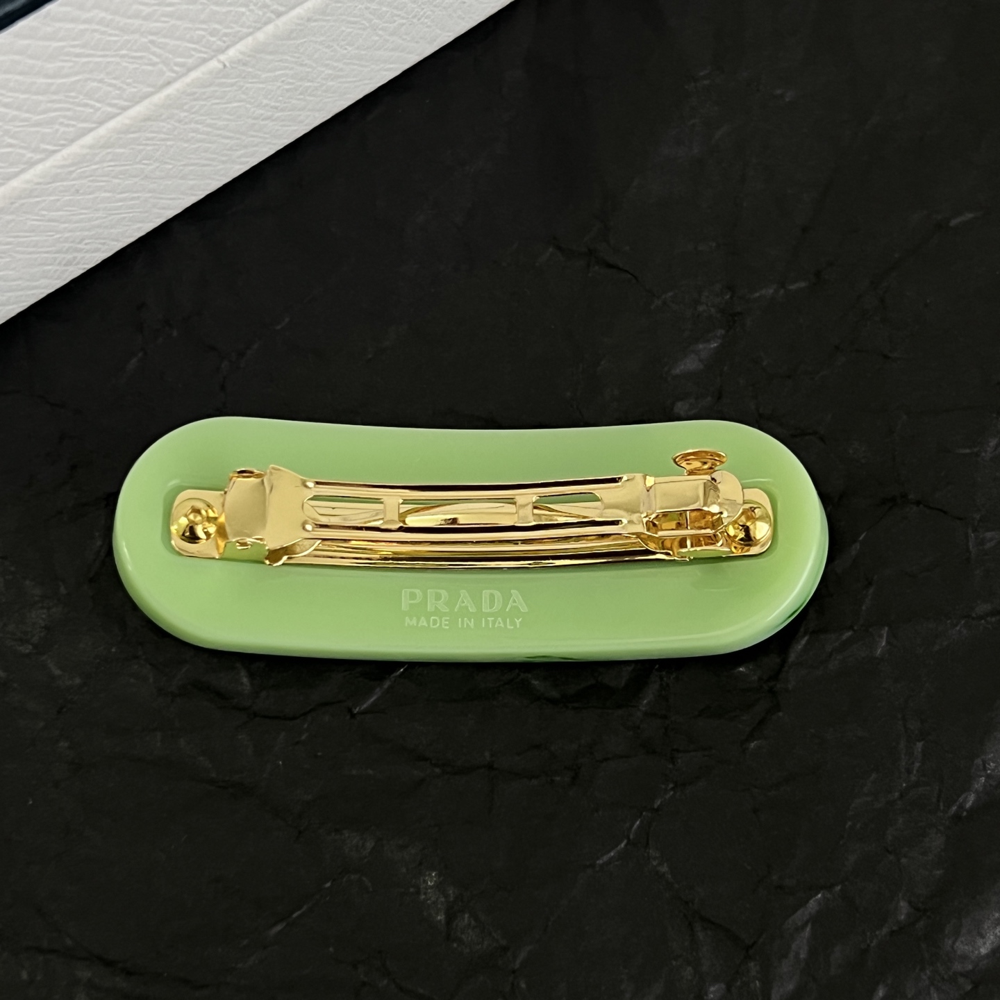 】PRADA 普拉达 发夹 爆款新品 精致耐看 华丽登场，整体细节非常令人惊喜，典雅而时尚，突显法式高雅