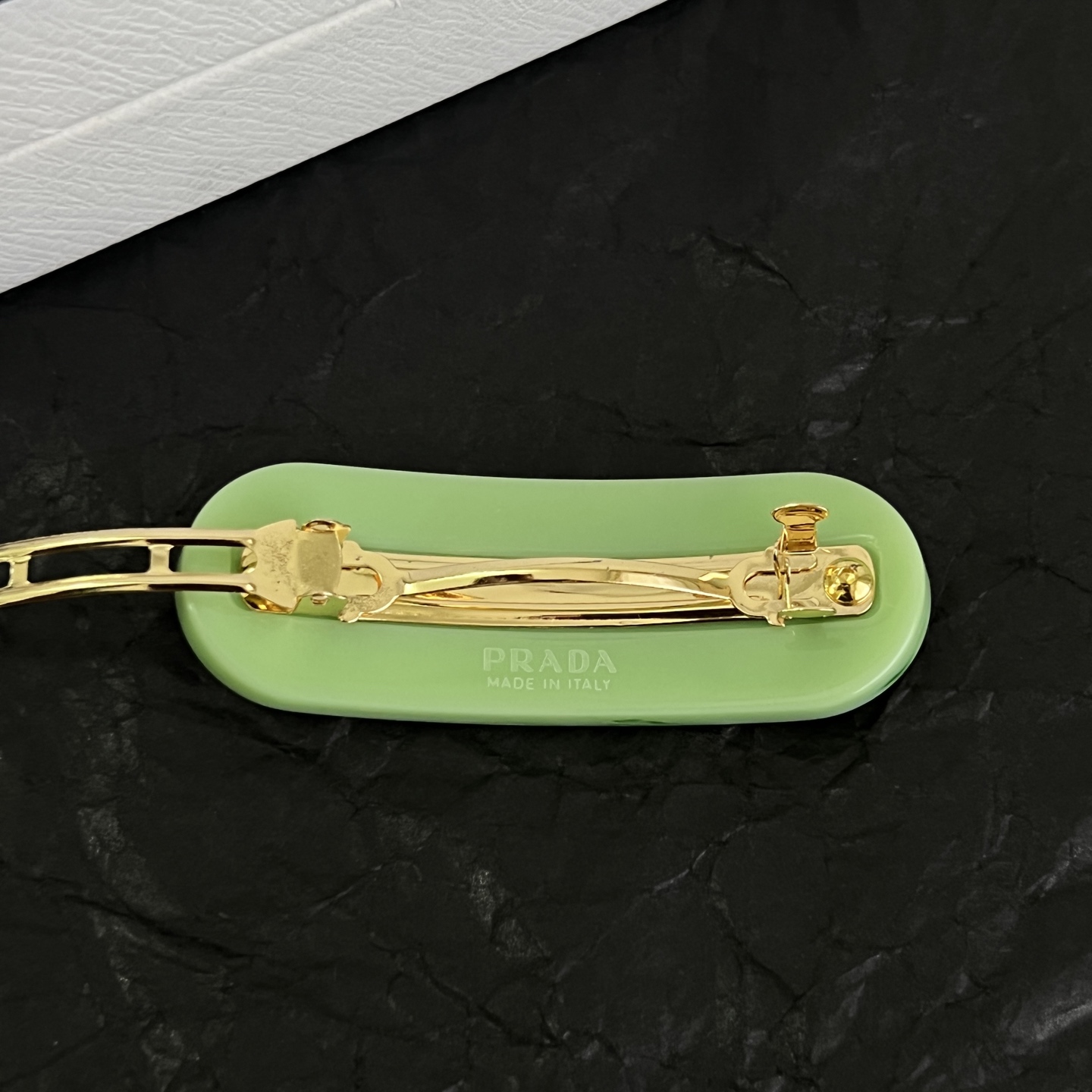 】PRADA 普拉达 发夹 爆款新品 精致耐看 华丽登场，整体细节非常令人惊喜，典雅而时尚，突显法式高雅