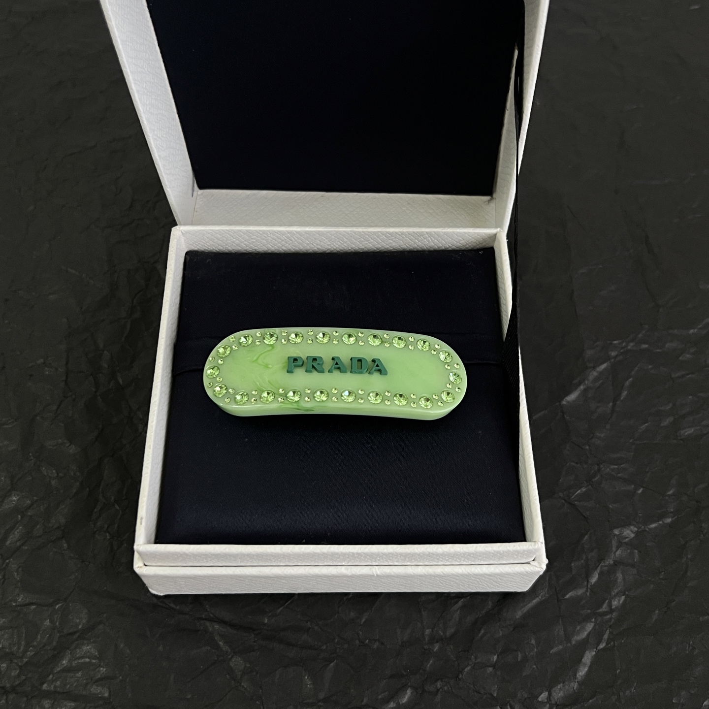 】PRADA 普拉达 发夹 爆款新品 精致耐看 华丽登场，整体细节非常令人惊喜，典雅而时尚，突显法式高雅