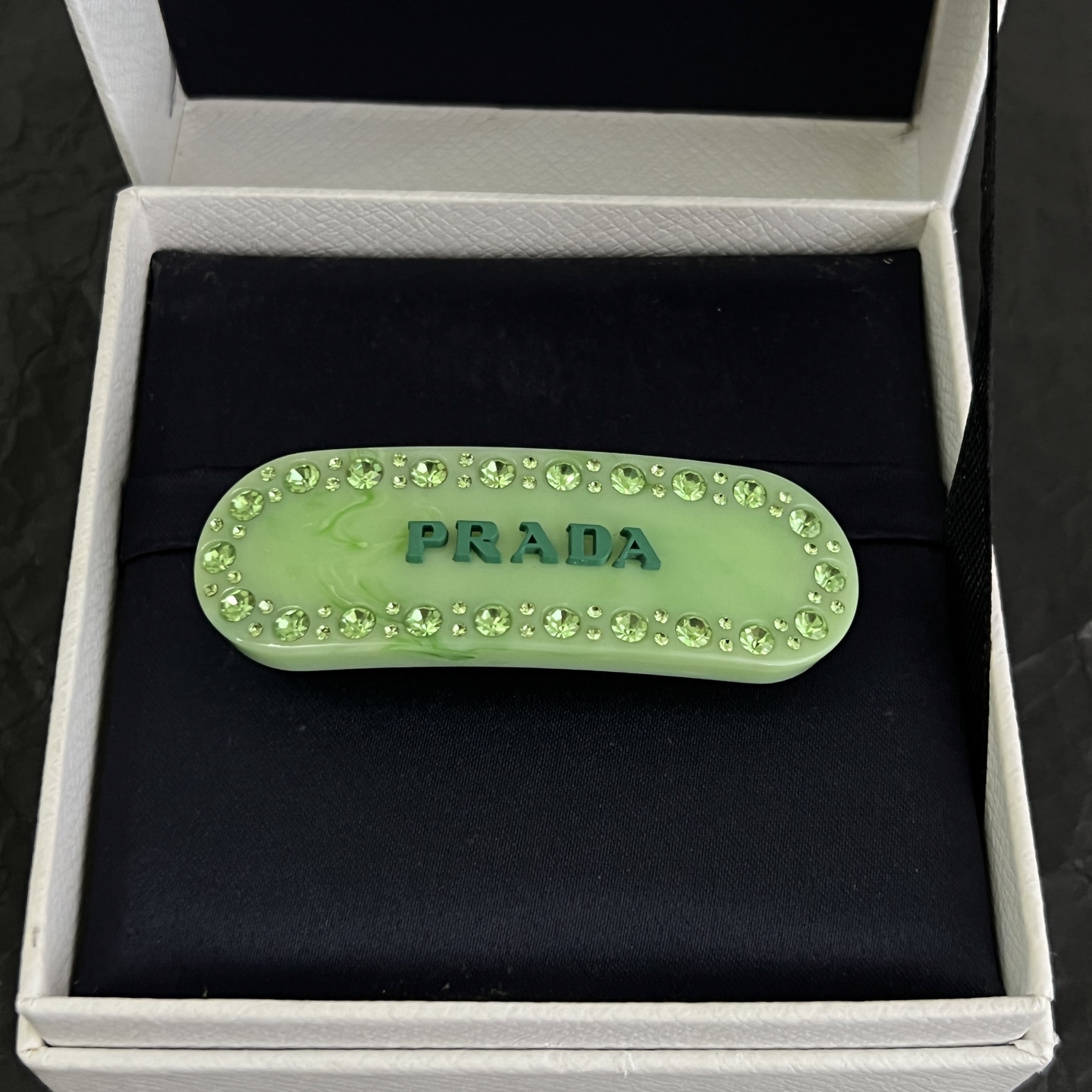 】PRADA 普拉达 发夹 爆款新品 精致耐看 华丽登场，整体细节非常令人惊喜，典雅而时尚，突显法式高雅