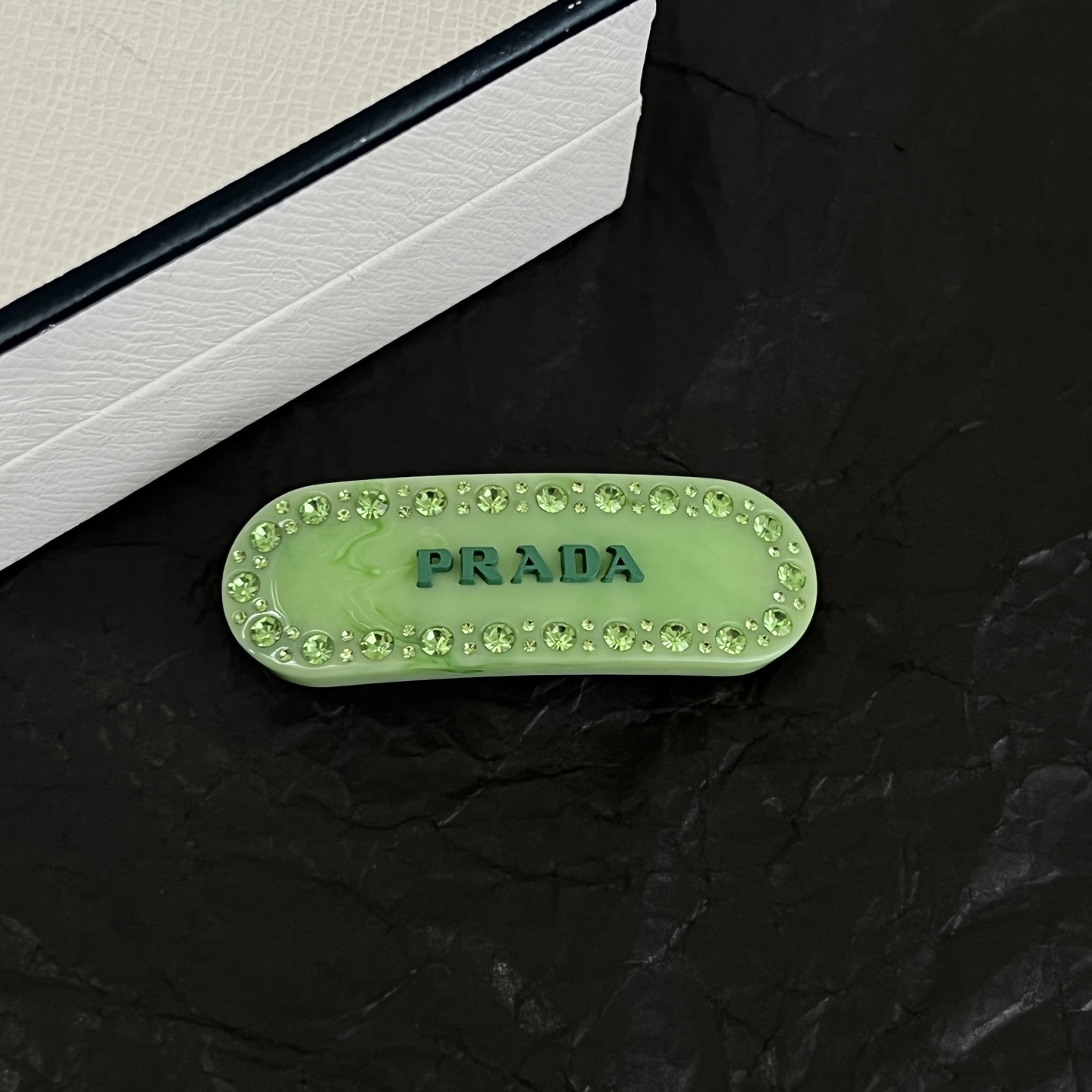 】PRADA 普拉达 发夹 爆款新品 精致耐看 华丽登场，整体细节非常令人惊喜，典雅而时尚，突显法式高雅