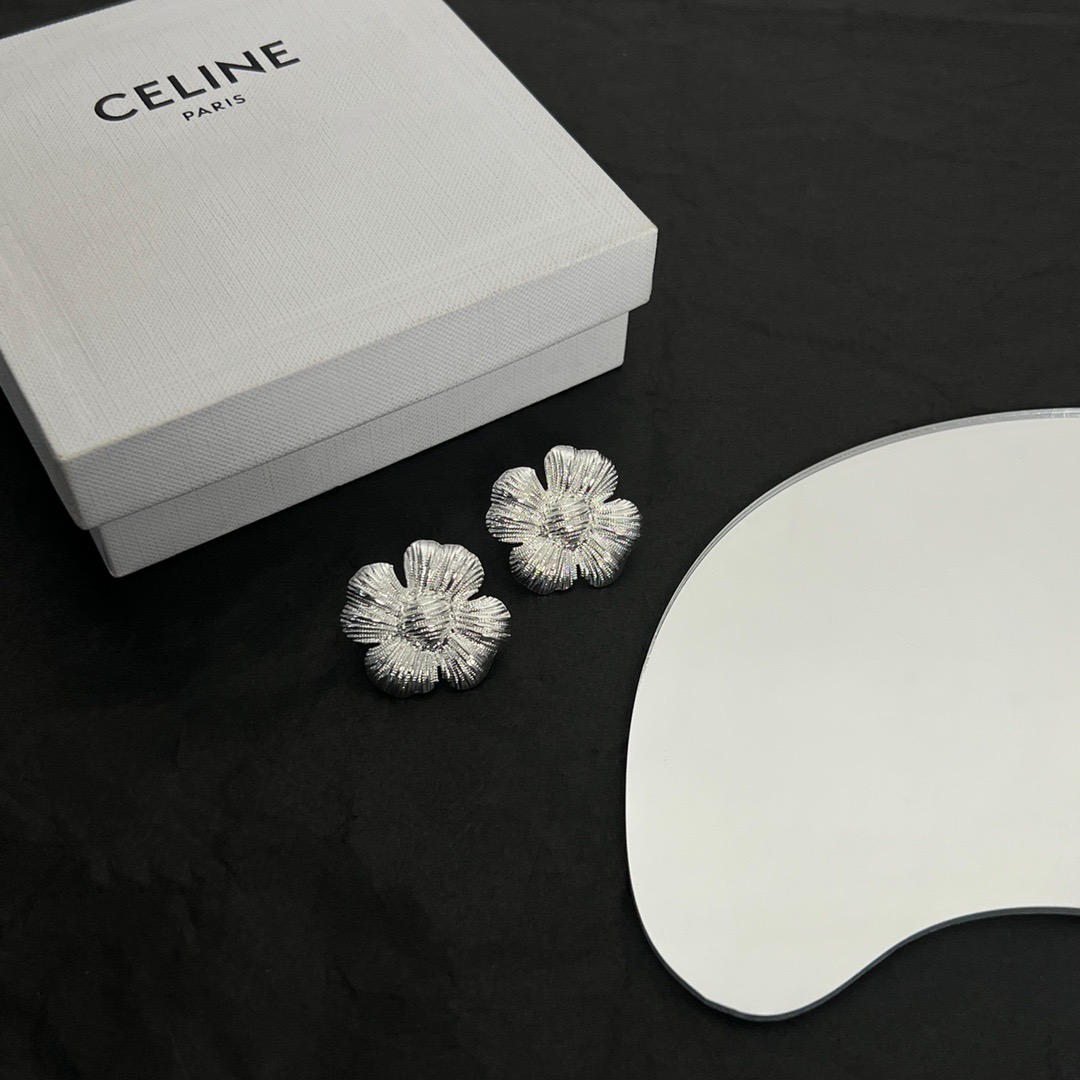 】Celine 赛琳 耳钉 一直是简约时尚界的标杆大胆的设计 百看不厌▪️搭配起来更Fashion ✨✨