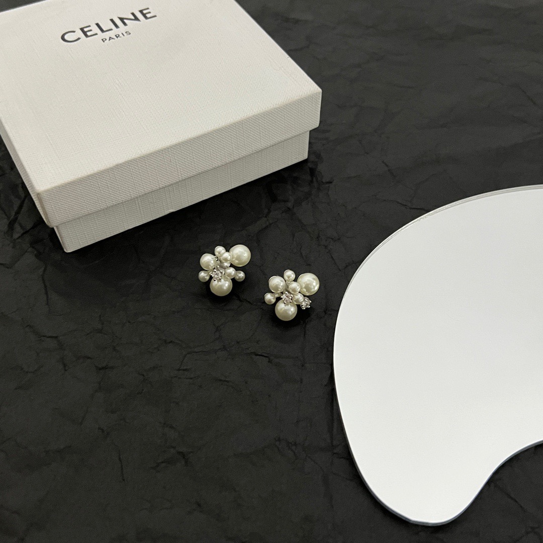 】Celine 赛琳 耳钉 一直是简约时尚界的标杆大胆的设计 百看不厌▪️搭配起来更Fashion ✨✨