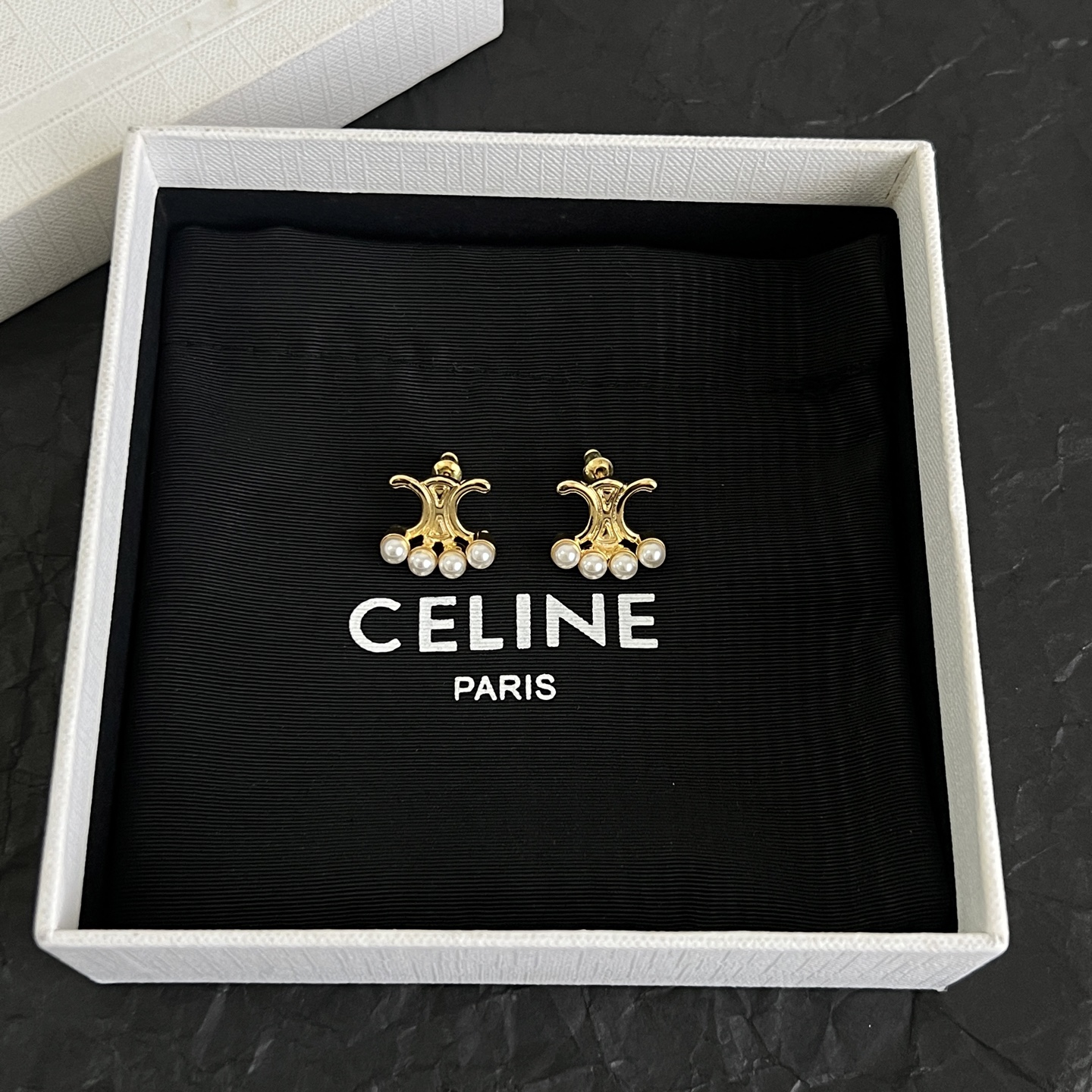 】Celine 赛琳 耳环 一直是简约时尚界的标杆大胆的设计 百看不厌▪️搭配起来更Fashion ✨✨