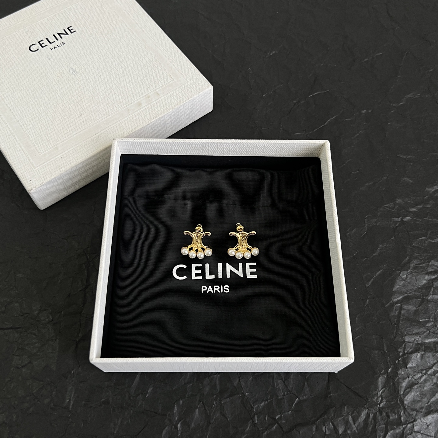 】Celine 赛琳 耳环 一直是简约时尚界的标杆大胆的设计 百看不厌▪️搭配起来更Fashion ✨✨