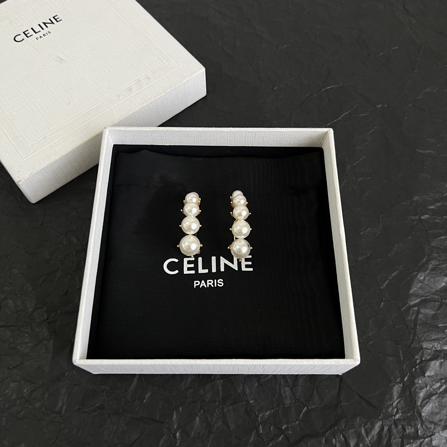 】Celine 赛琳 耳环 一直是简约时尚界的标杆大胆的设计 百看不厌▪️搭配起来更Fashion ✨✨