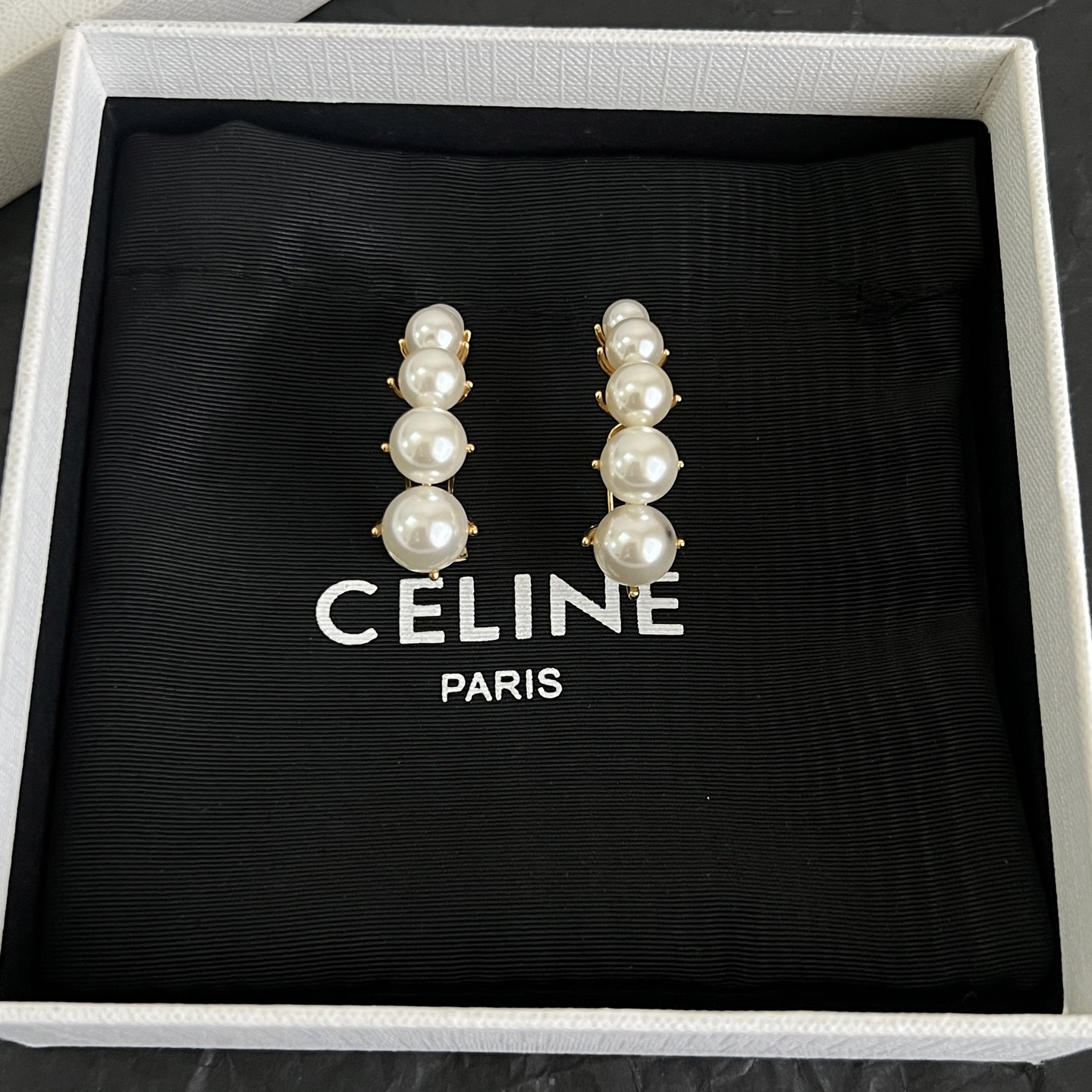 】Celine 赛琳 耳环 一直是简约时尚界的标杆大胆的设计 百看不厌▪️搭配起来更Fashion ✨✨