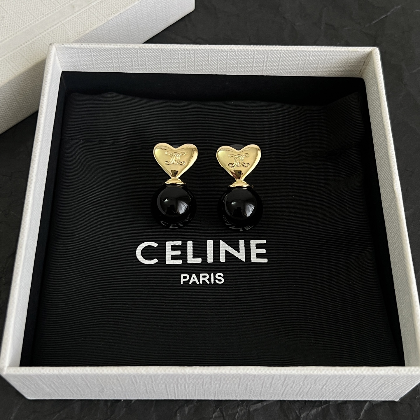 】Celine 赛琳 耳耳钉 一直是简约时尚界的标杆大胆的设计 百看不厌▪️搭配起来更Fashion ✨