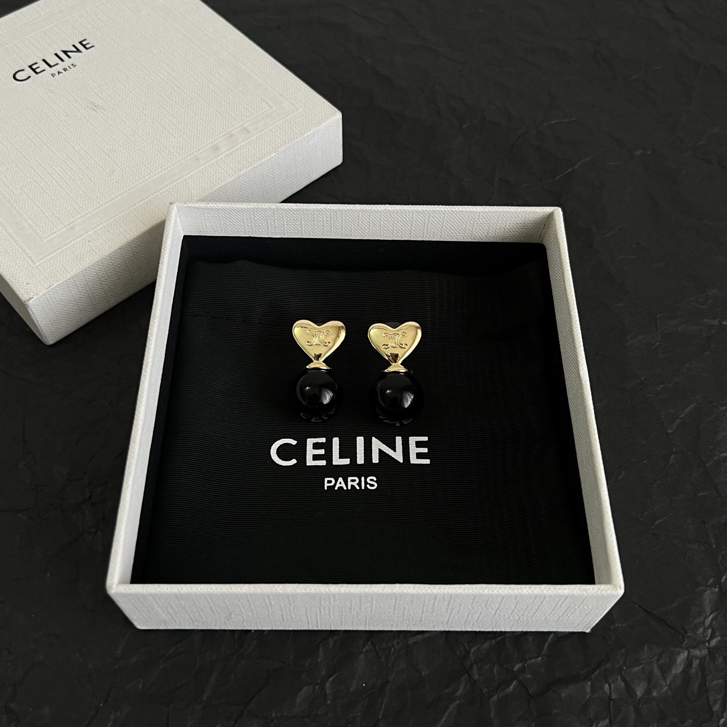 】Celine 赛琳 耳耳钉 一直是简约时尚界的标杆大胆的设计 百看不厌▪️搭配起来更Fashion ✨
