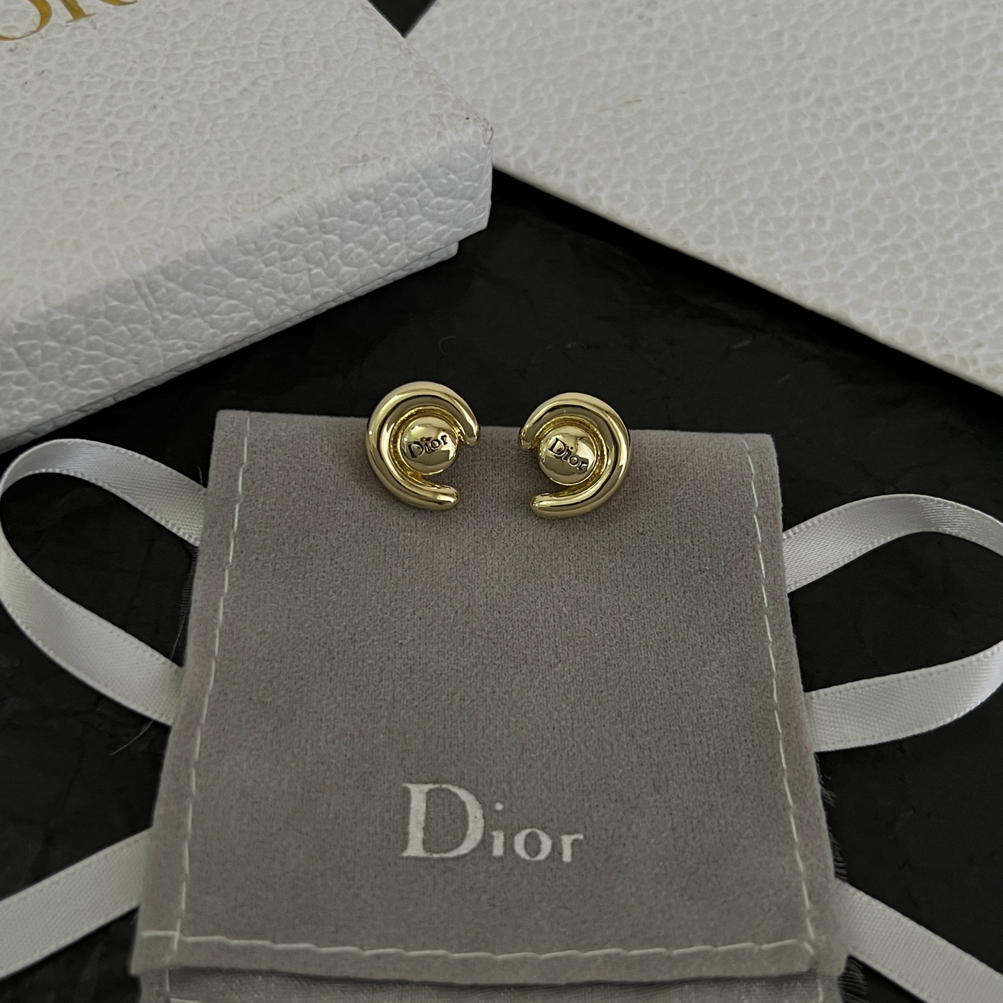 】👑Dior 迪奥  中古 耳钉 专柜一致上新 精选原版一致 黄铜材质 甜美气质高雅。