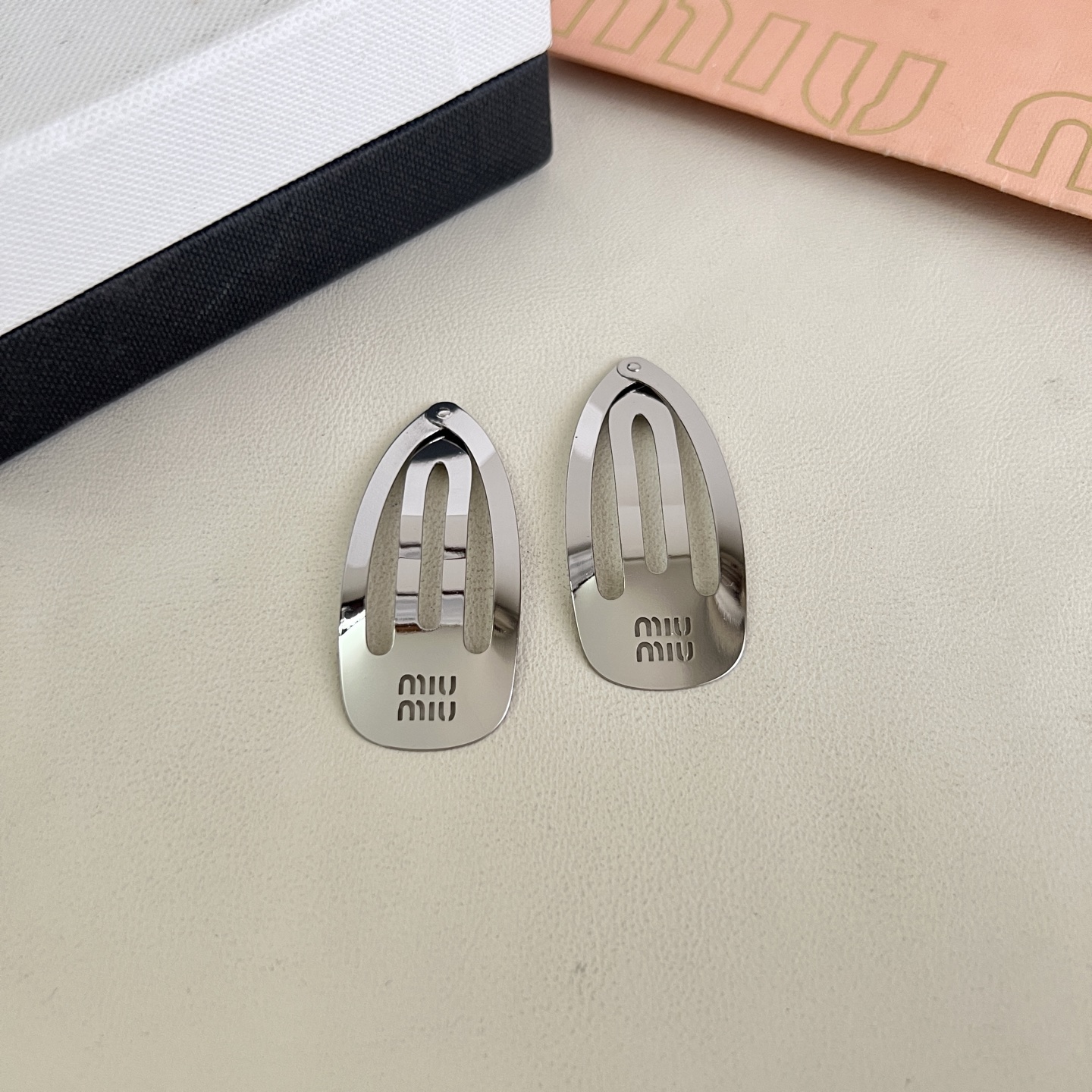 】一对 miumiu  发夹 出口订单最美单品 高级感十足 送礼自用都nice
