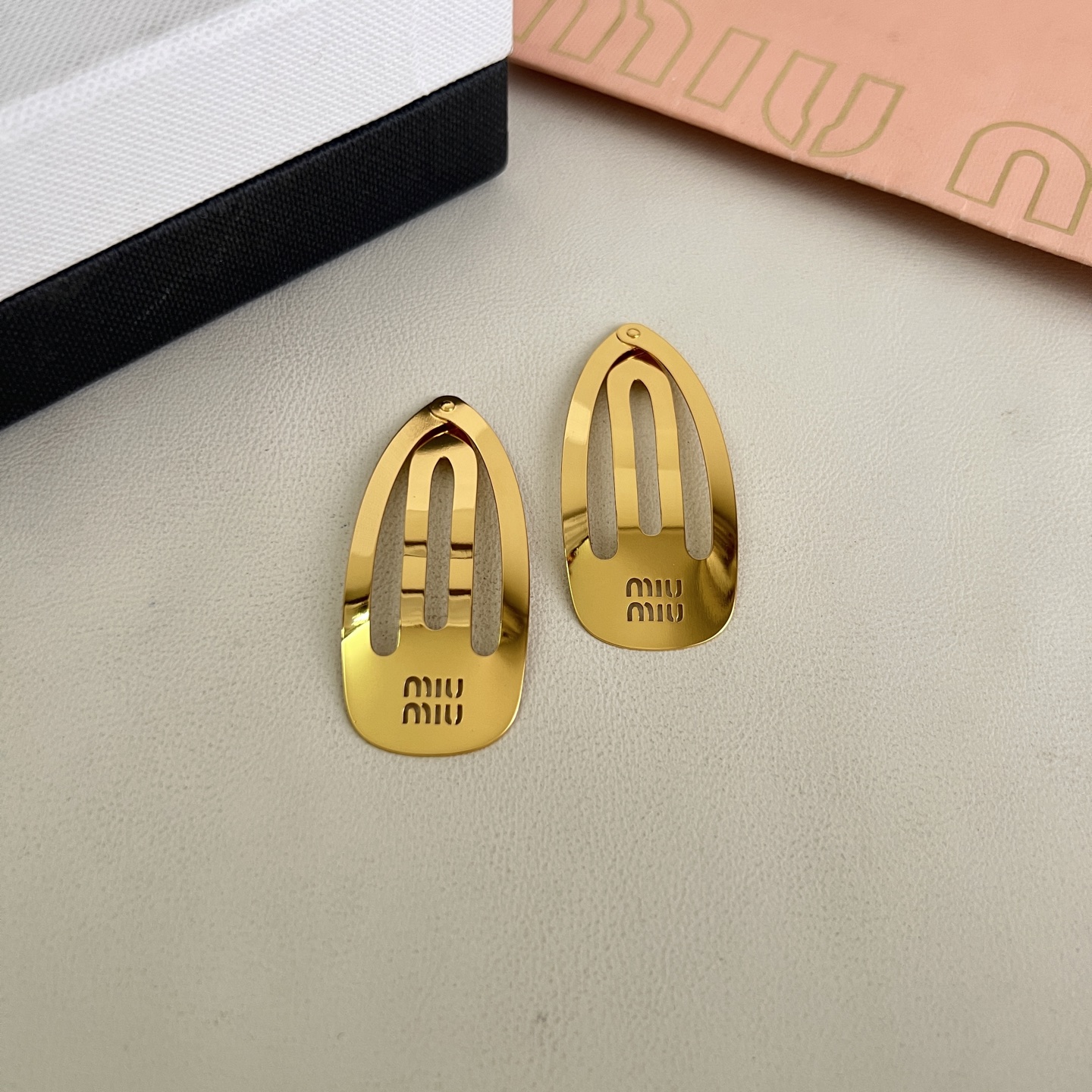 】一对 miumiu  发夹 出口订单最美单品 高级感十足 送礼自用都nice