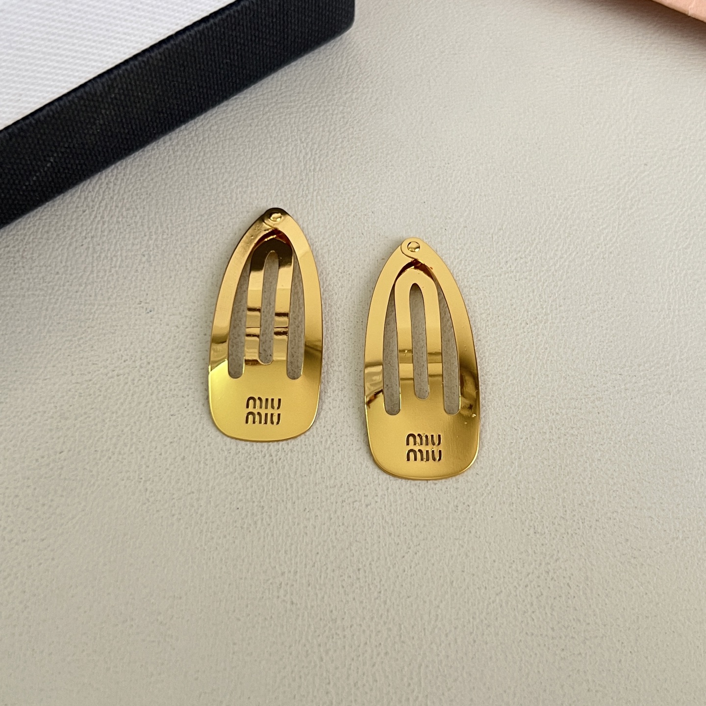 】一对 miumiu  发夹 出口订单最美单品 高级感十足 送礼自用都nice