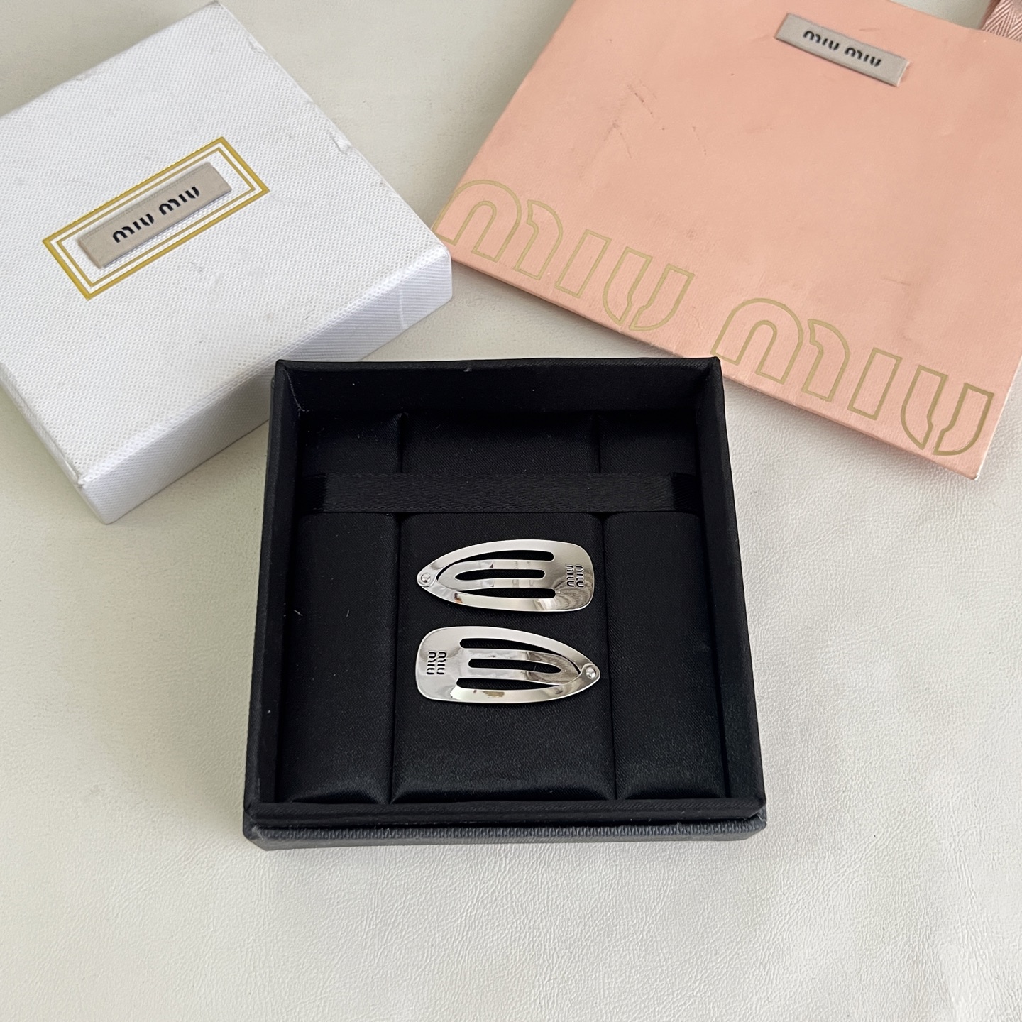 】一对 miumiu  发夹 出口订单最美单品 高级感十足 送礼自用都nice