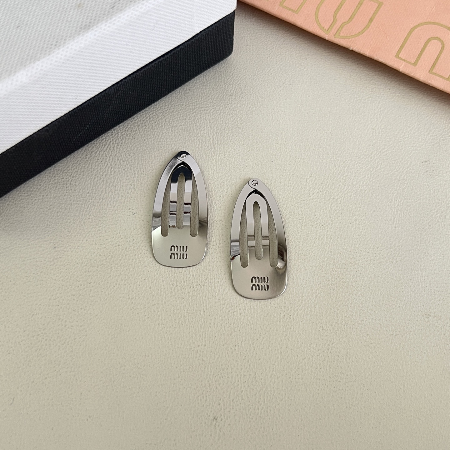 】一对 miumiu  发夹 出口订单最美单品 高级感十足 送礼自用都nice