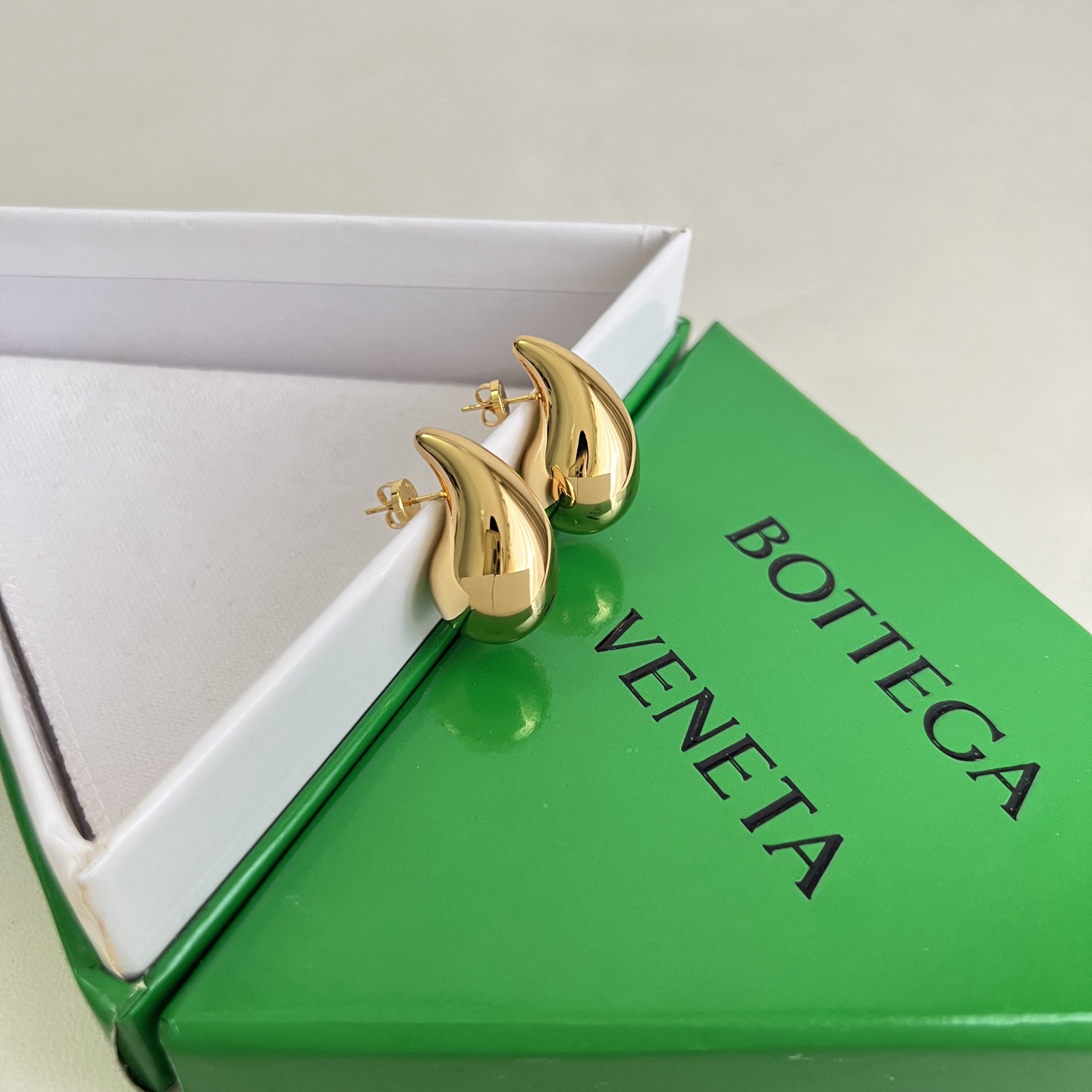 】Bottega Veneta 🆕BV耳钉  金属感十足  特别特别赞，整体细节非常令人惊喜，设计感十足