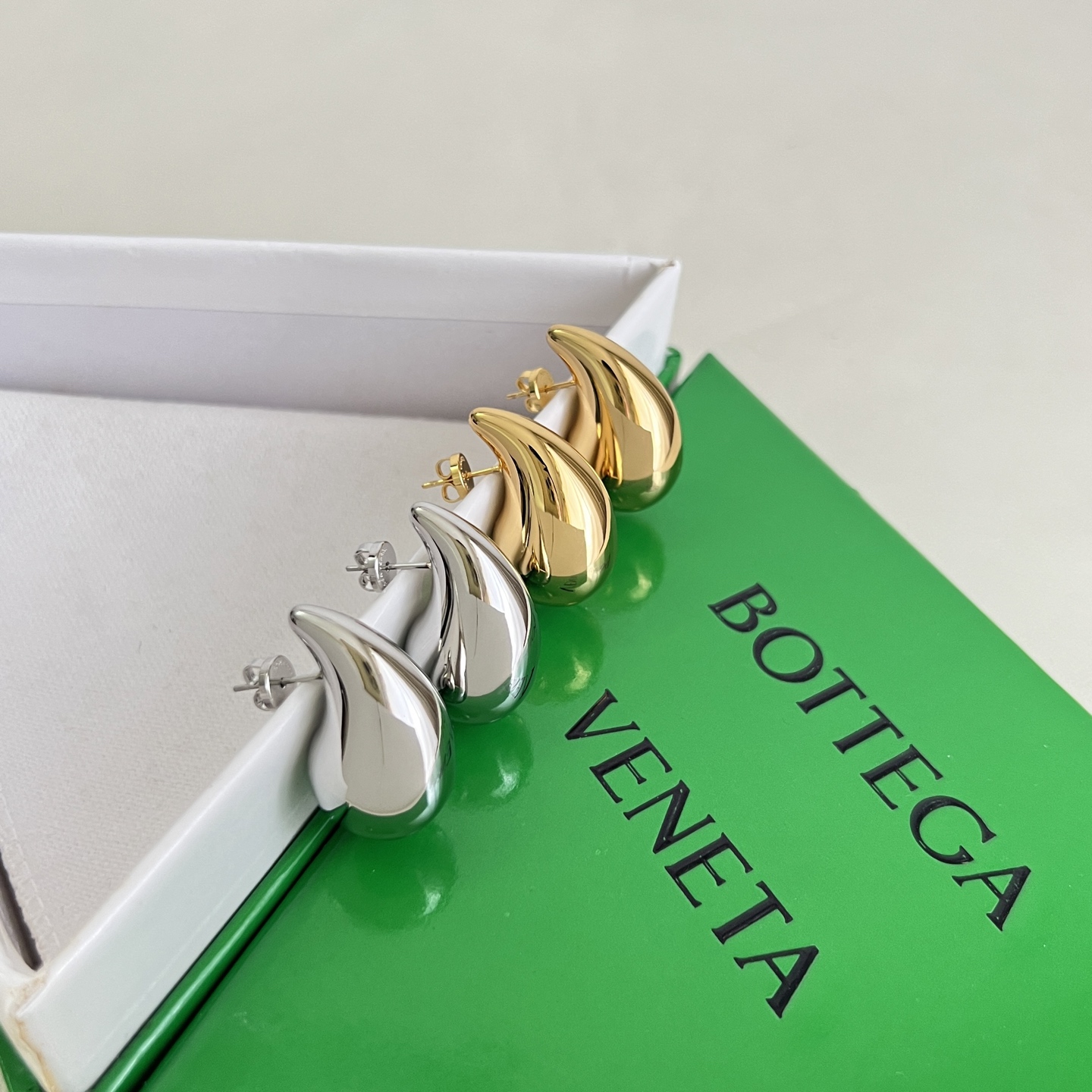 】Bottega Veneta 🆕BV耳钉  金属感十足  特别特别赞，整体细节非常令人惊喜，设计感十足