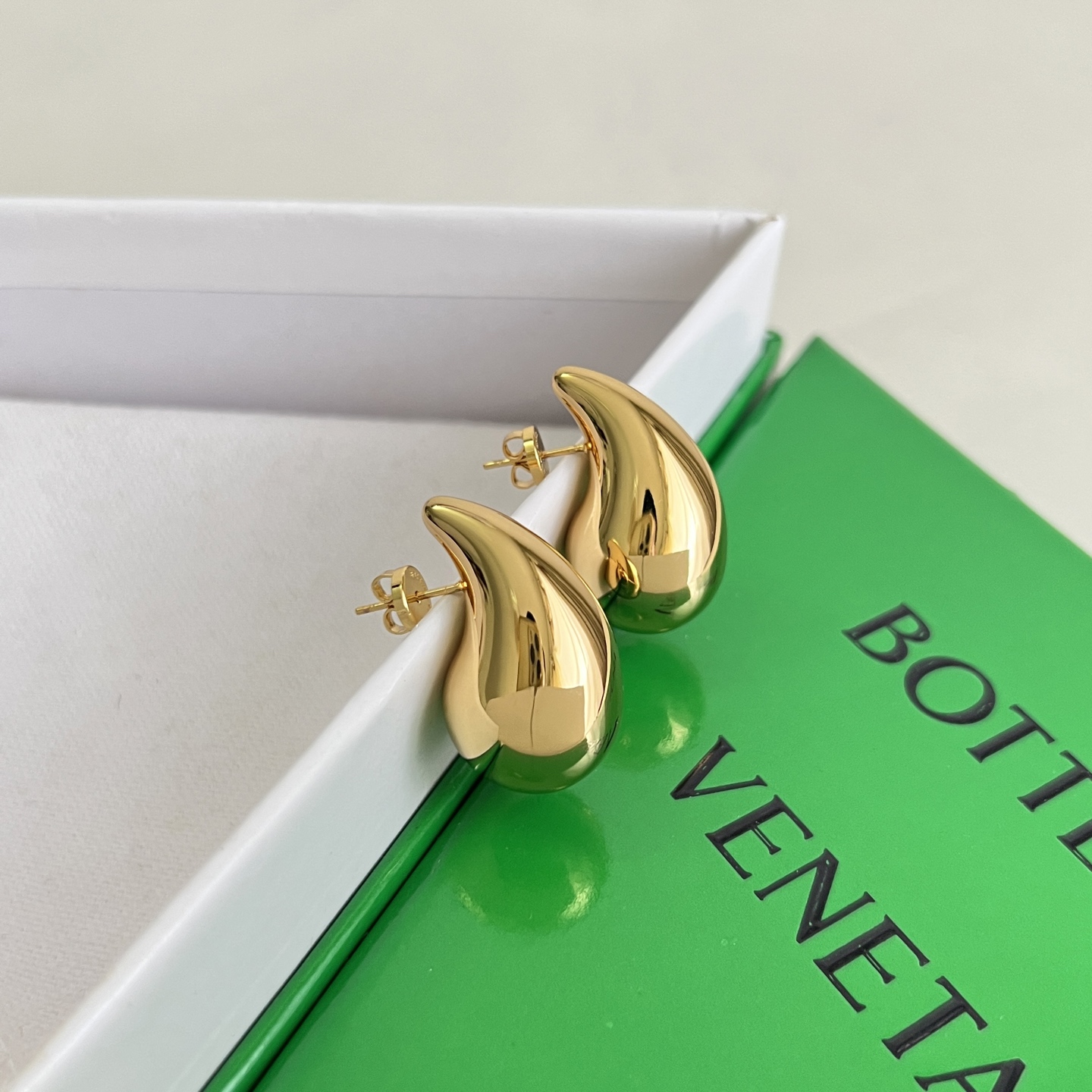 】Bottega Veneta 🆕BV耳钉  金属感十足  特别特别赞，整体细节非常令人惊喜，设计感十足