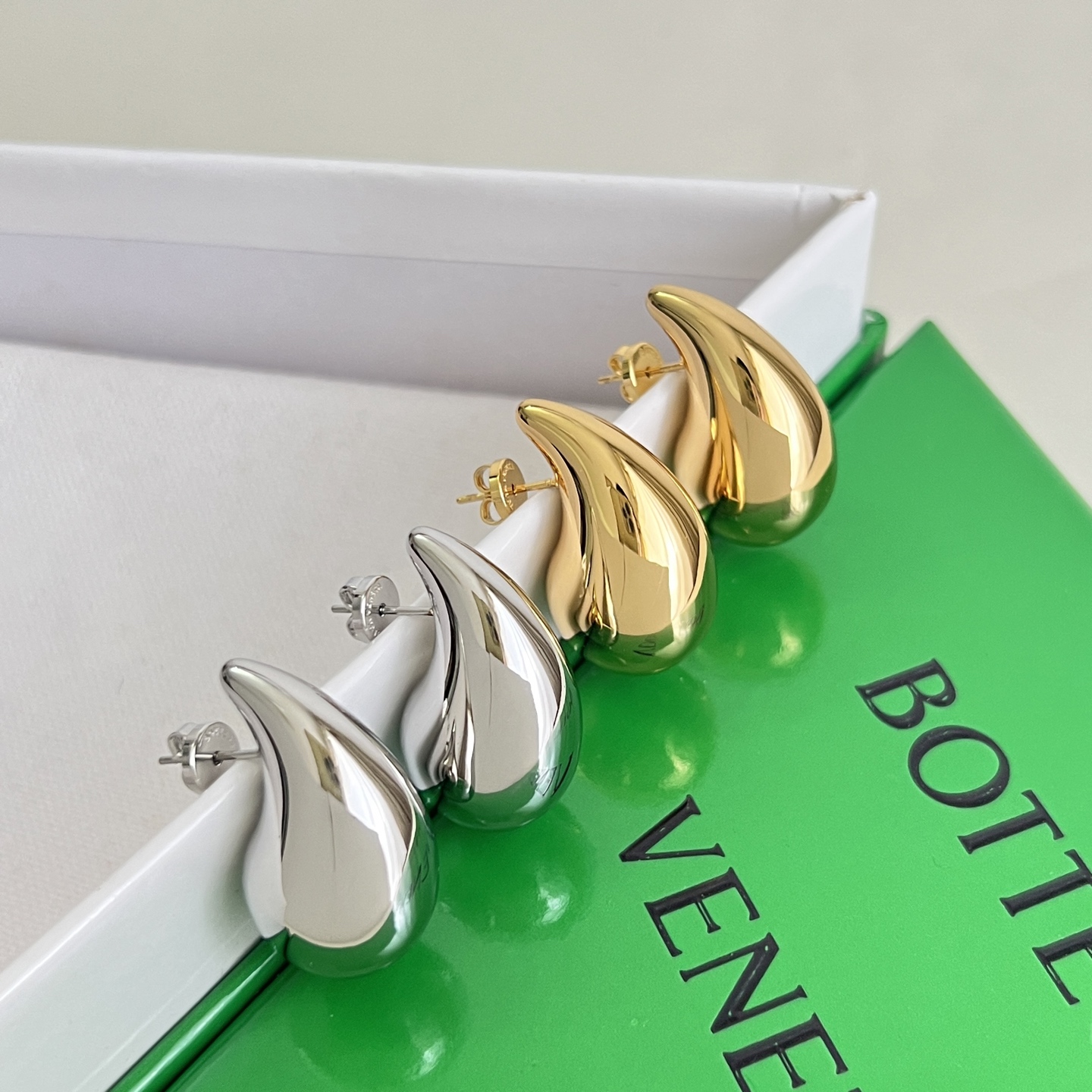 】Bottega Veneta 🆕BV耳钉  金属感十足  特别特别赞，整体细节非常令人惊喜，设计感十足